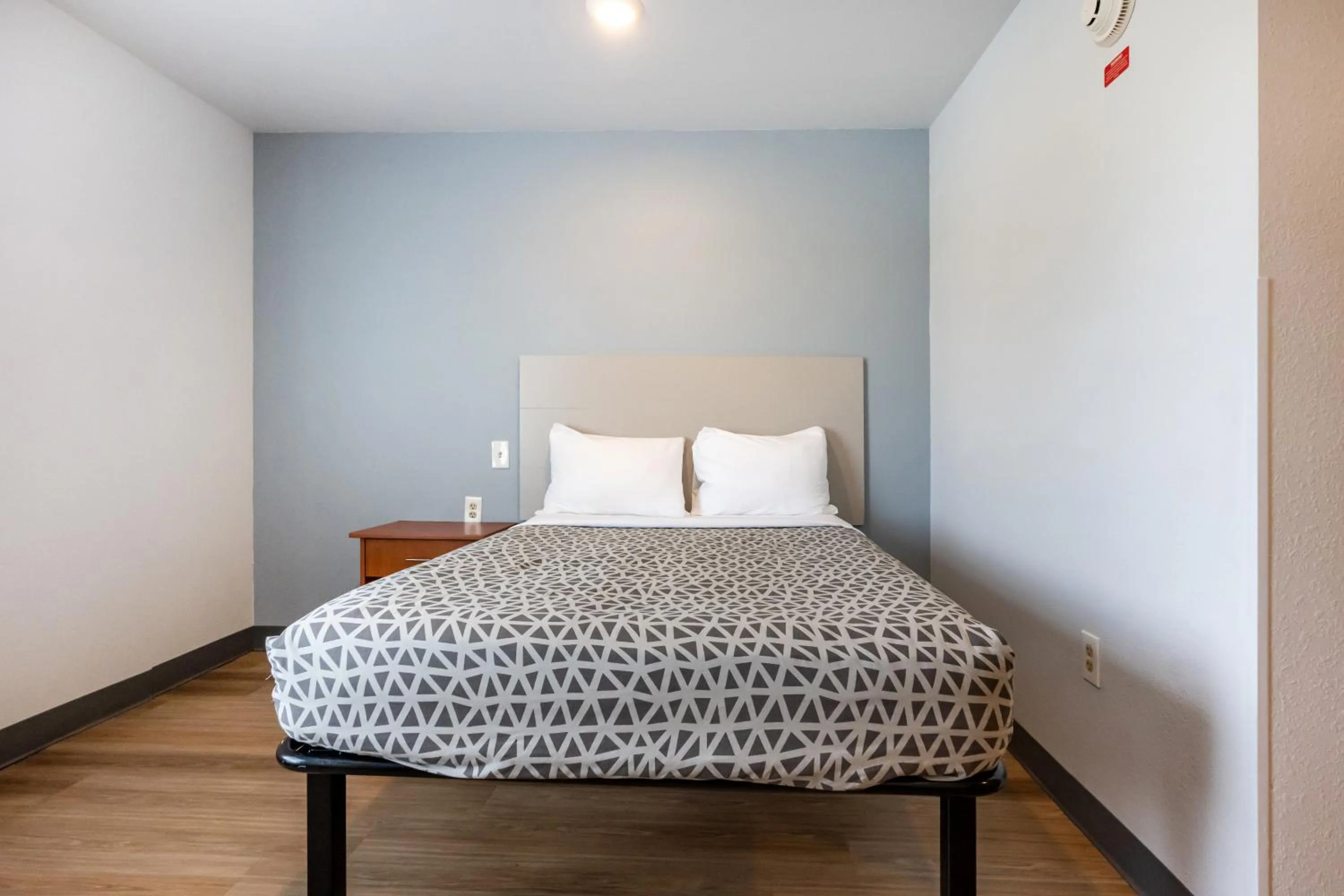 Efficiency Queen Room - Accessible/Non Smoking in Suburban Studios Huntsville University Area