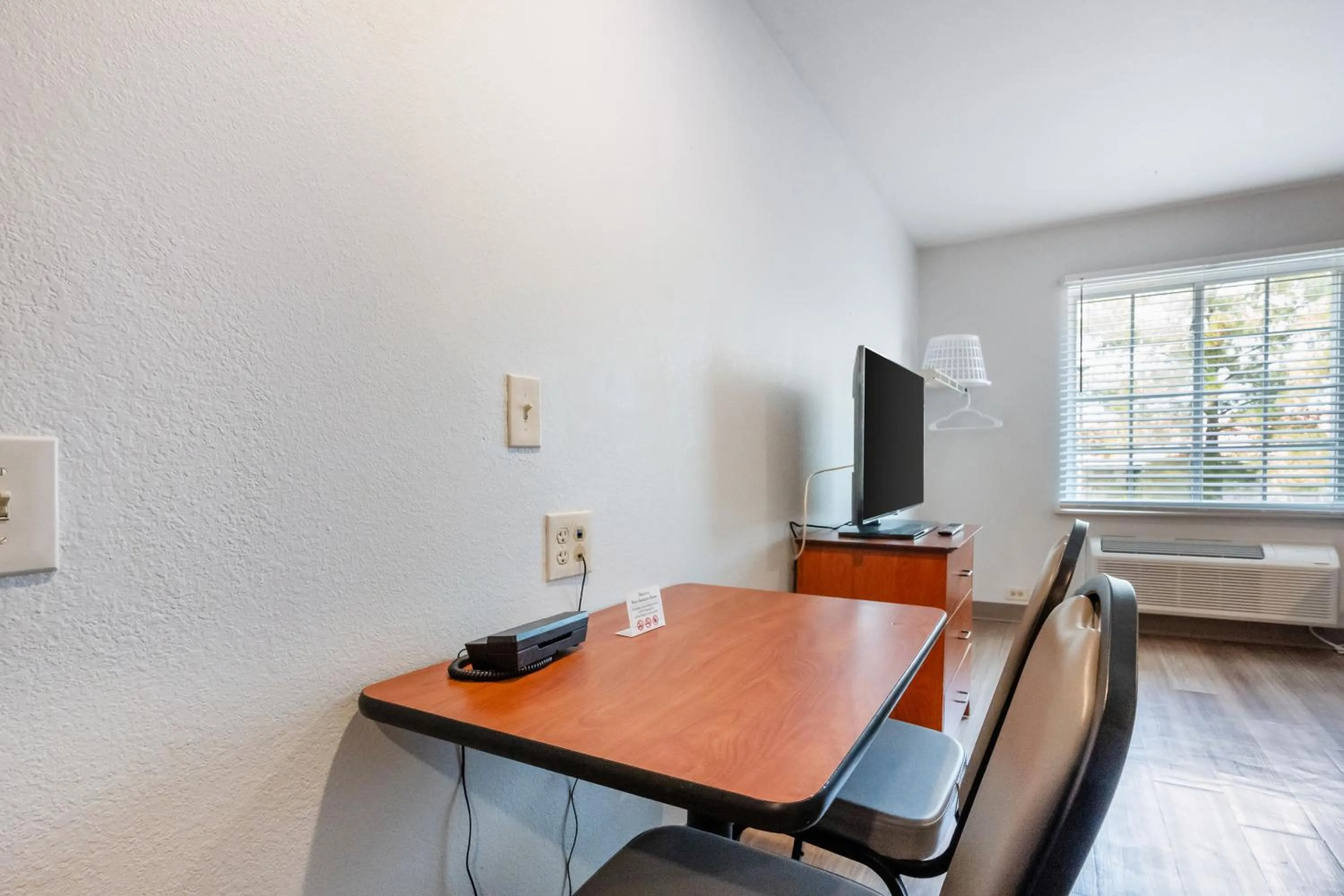 Double Room with Two Double Beds - Non-Smoking in Suburban Studios Huntsville University Area