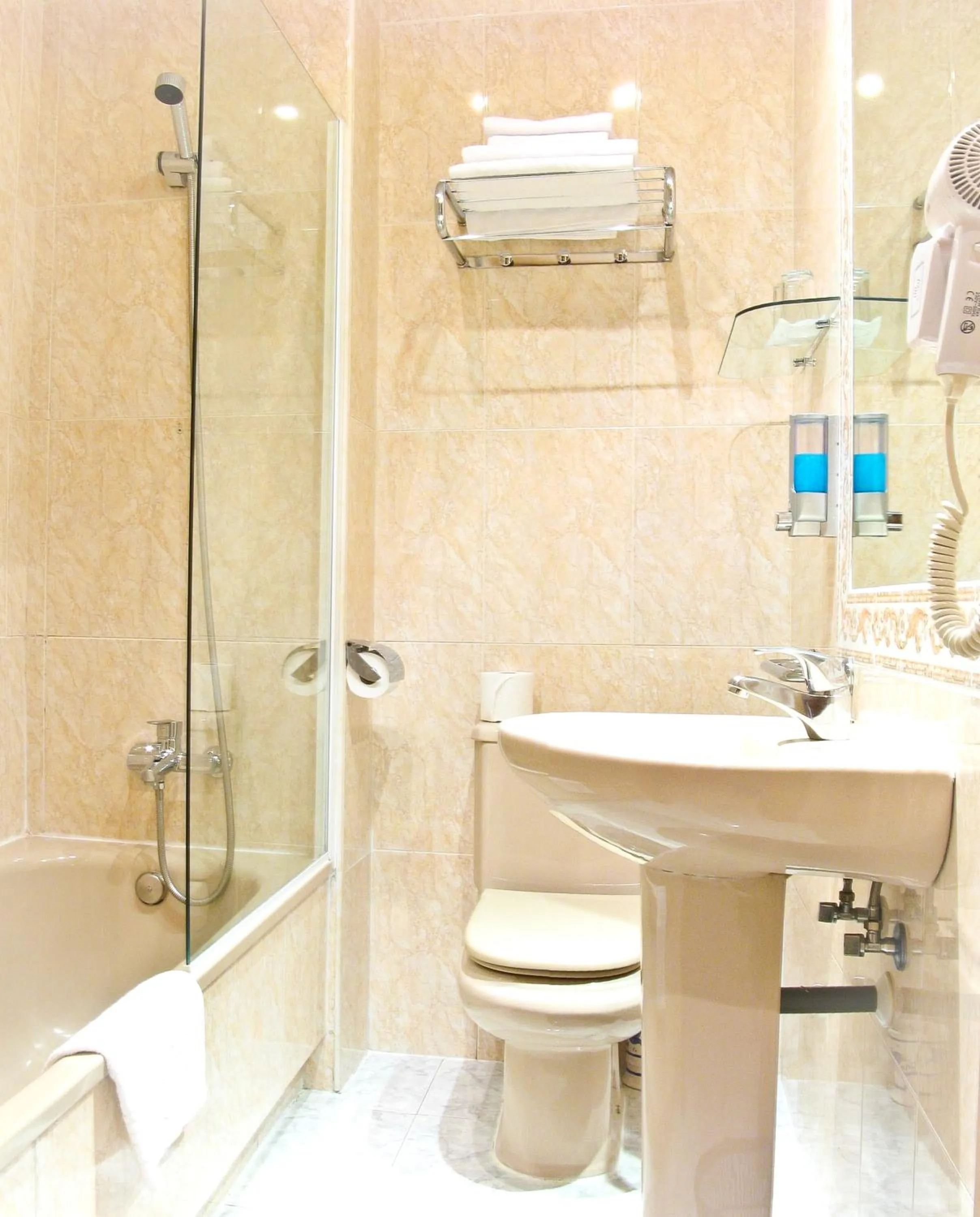 Double Room with Extra Bed in Hostal Toledo