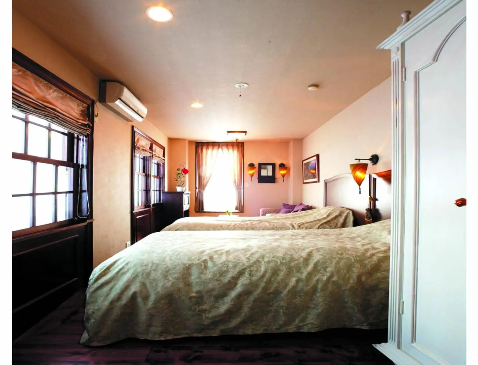 Twin Room with Shared Bathroom - single occupancy - Non-Smoking in Mistral