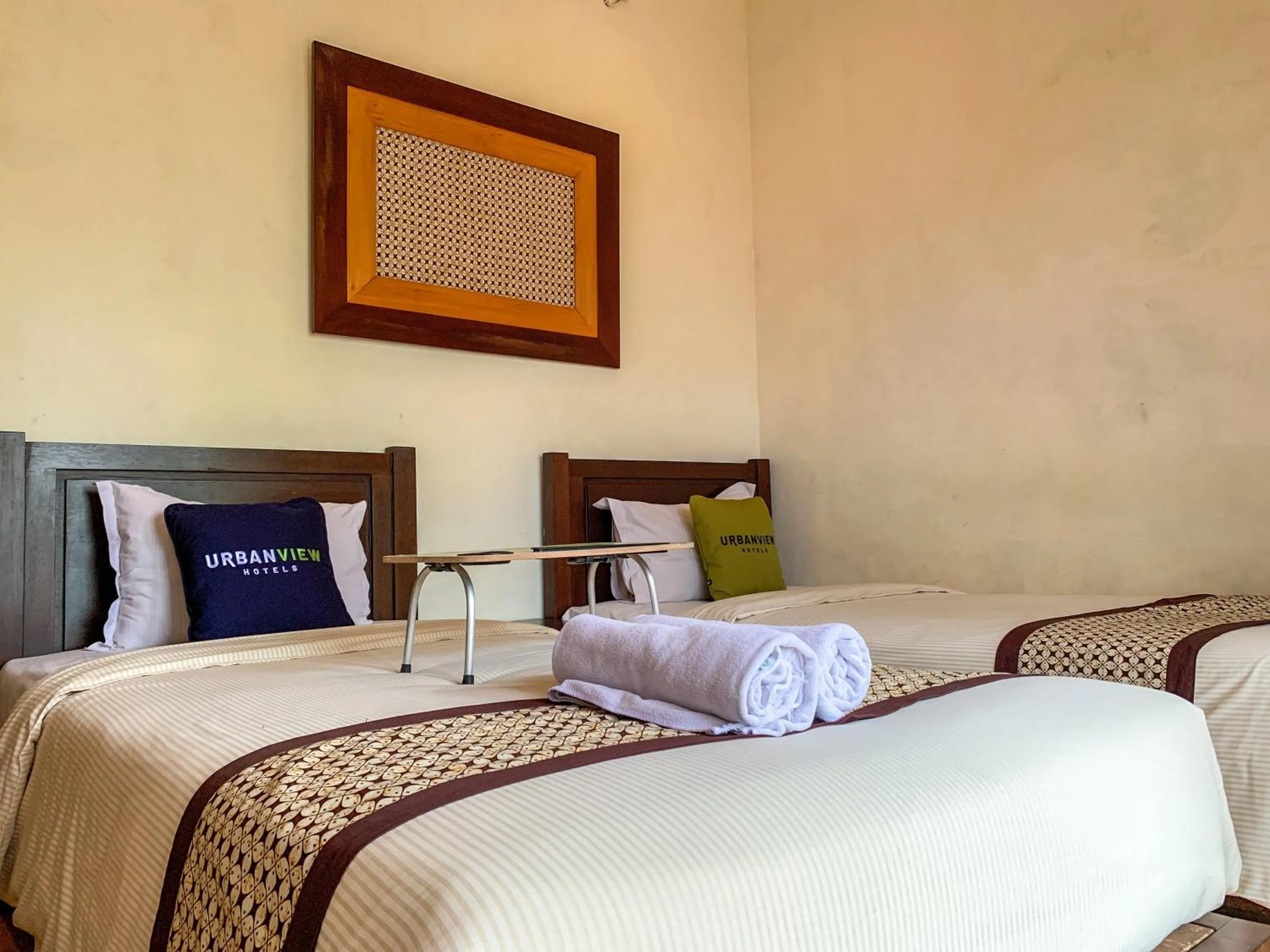 Deluxe Twin Room in Urbanview Sasono Putro Condoongcatur by RedDoorz