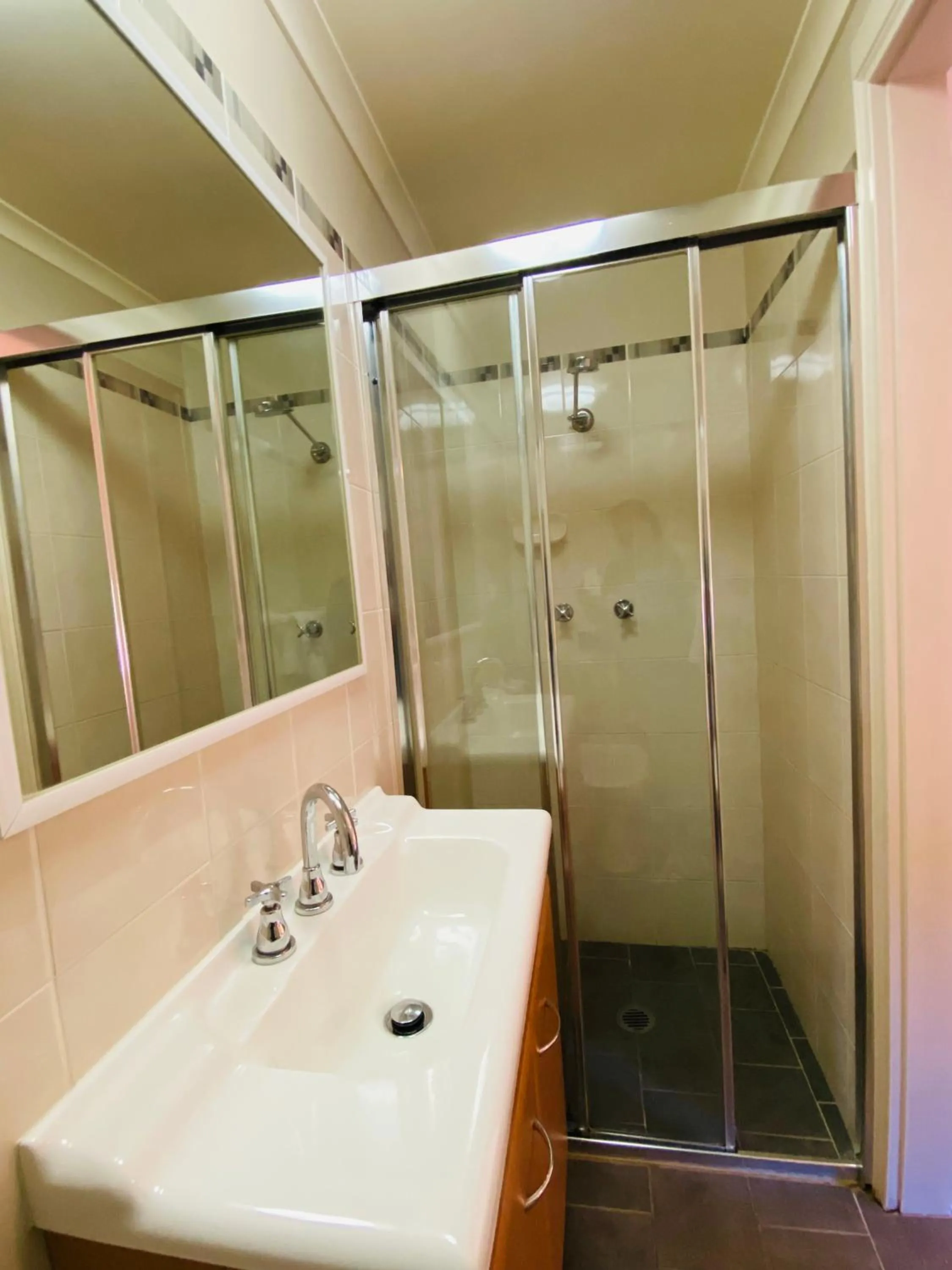 Twin Room with Private Bathroom in Gardners Inn Hotel