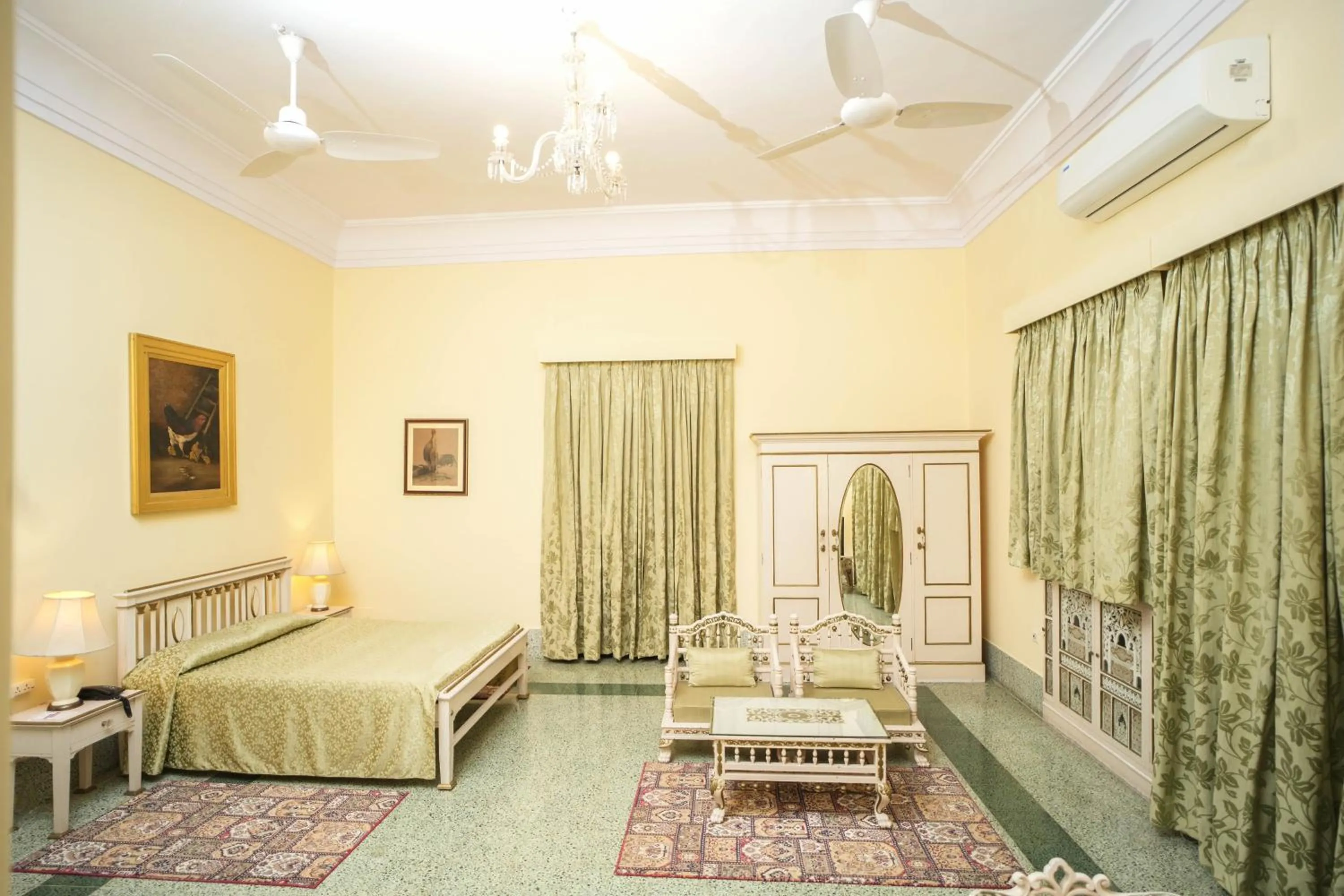 Deluxe Double Room in Nilambag Palace Hotel