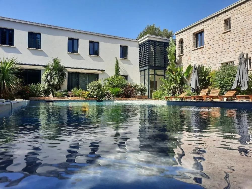 HPC Suites - Parking Gratuit & Piscine Chauffée en saison