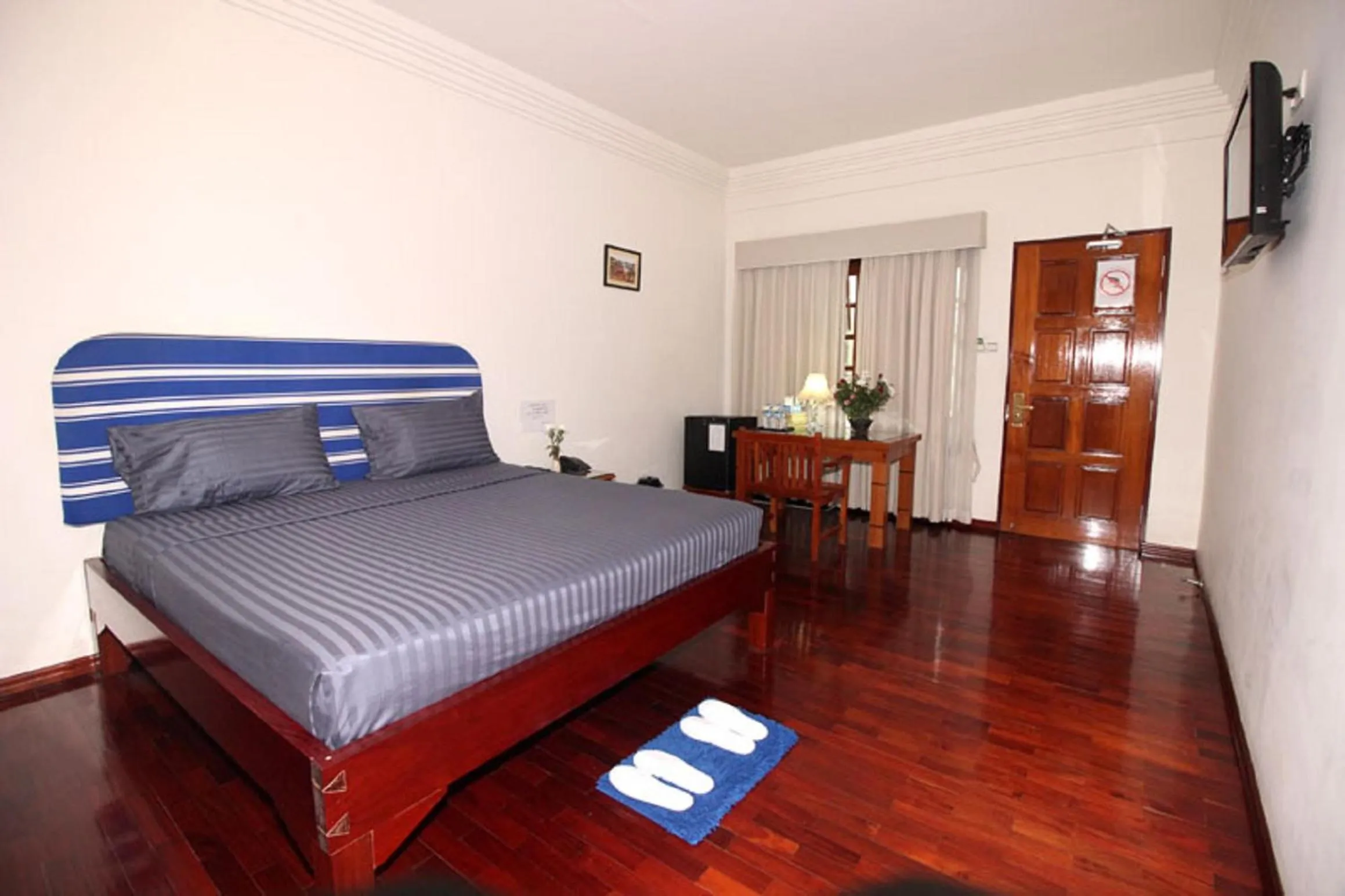 Pool Side Room in Myanmar Life Hotel