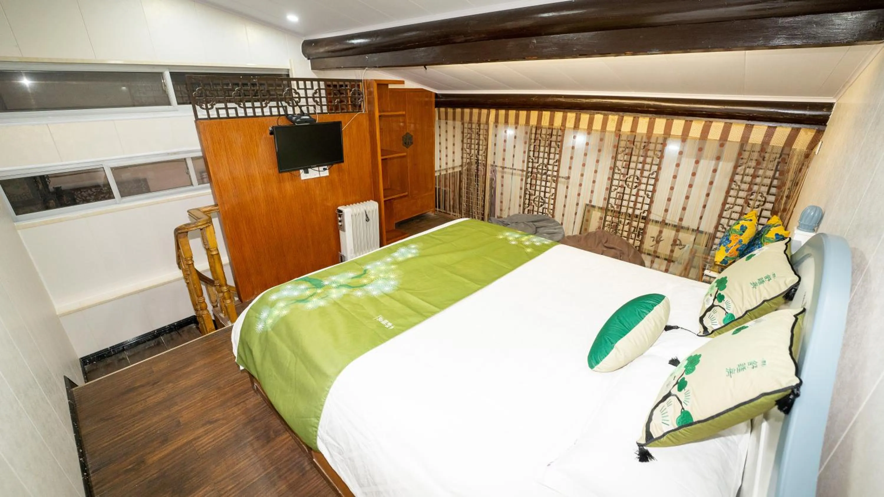 Queen Suite with Spa Bath in Shaoxing Laotaimen Luxun Native Place Youth Hostel