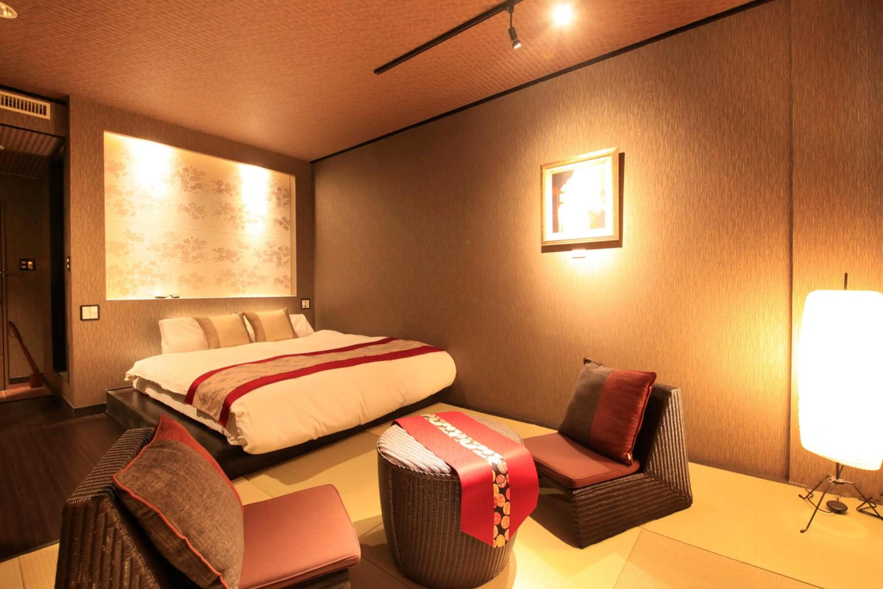 Queen Room with Tatami Area - Non-Smoking in Tensui Saryo