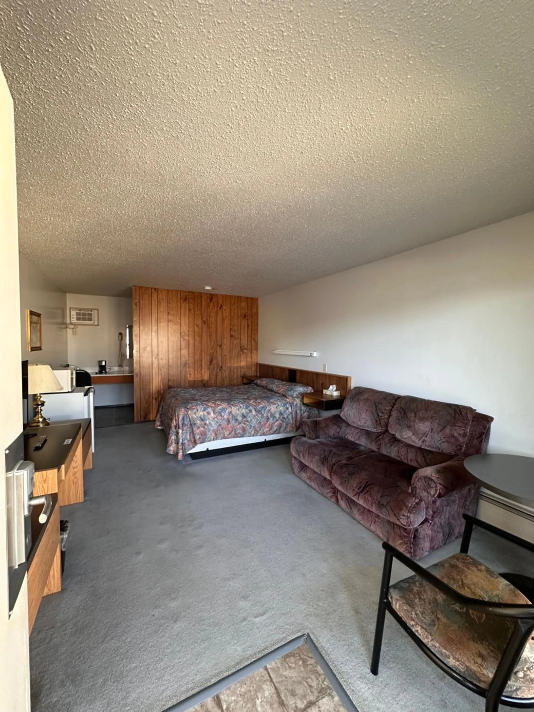 Queen Room - Smoking in Howard Johnson by Wyndham Edson