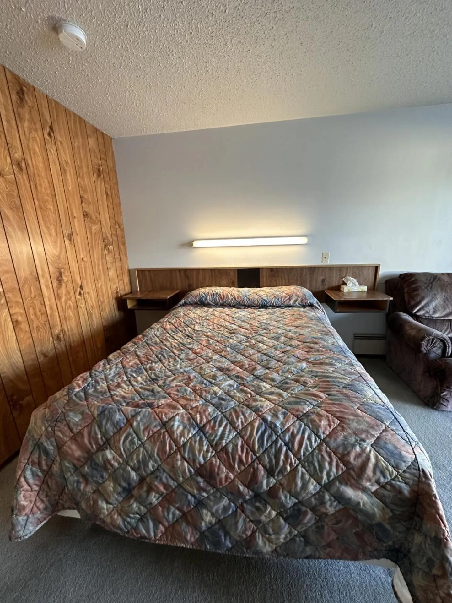 Queen Room with Bathtub with Grab Bars - Mobility Accessible/Non-Smoking in Howard Johnson by Wyndham Edson