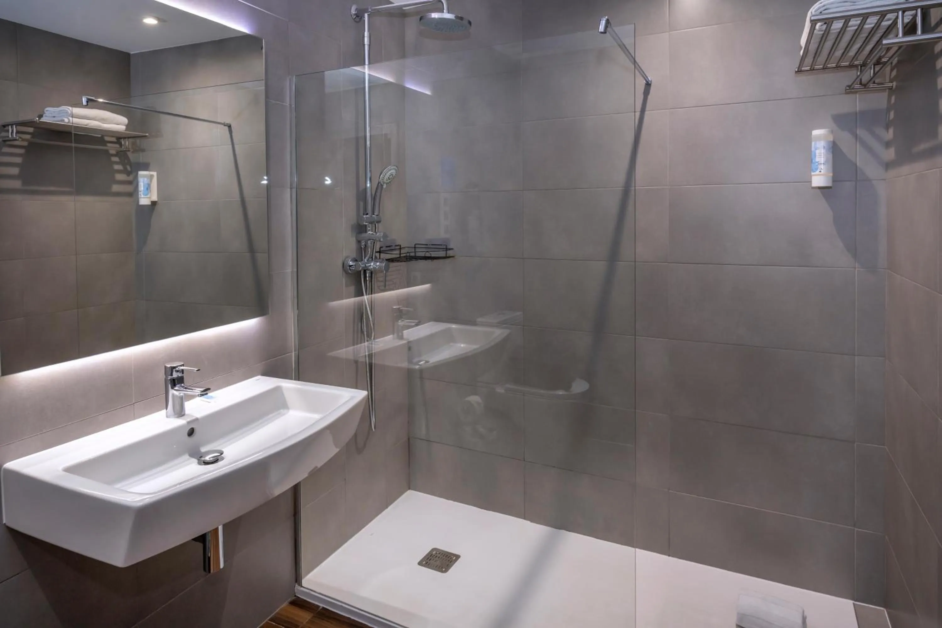 Superior Double or Twin Room in Hostal Operaramblas