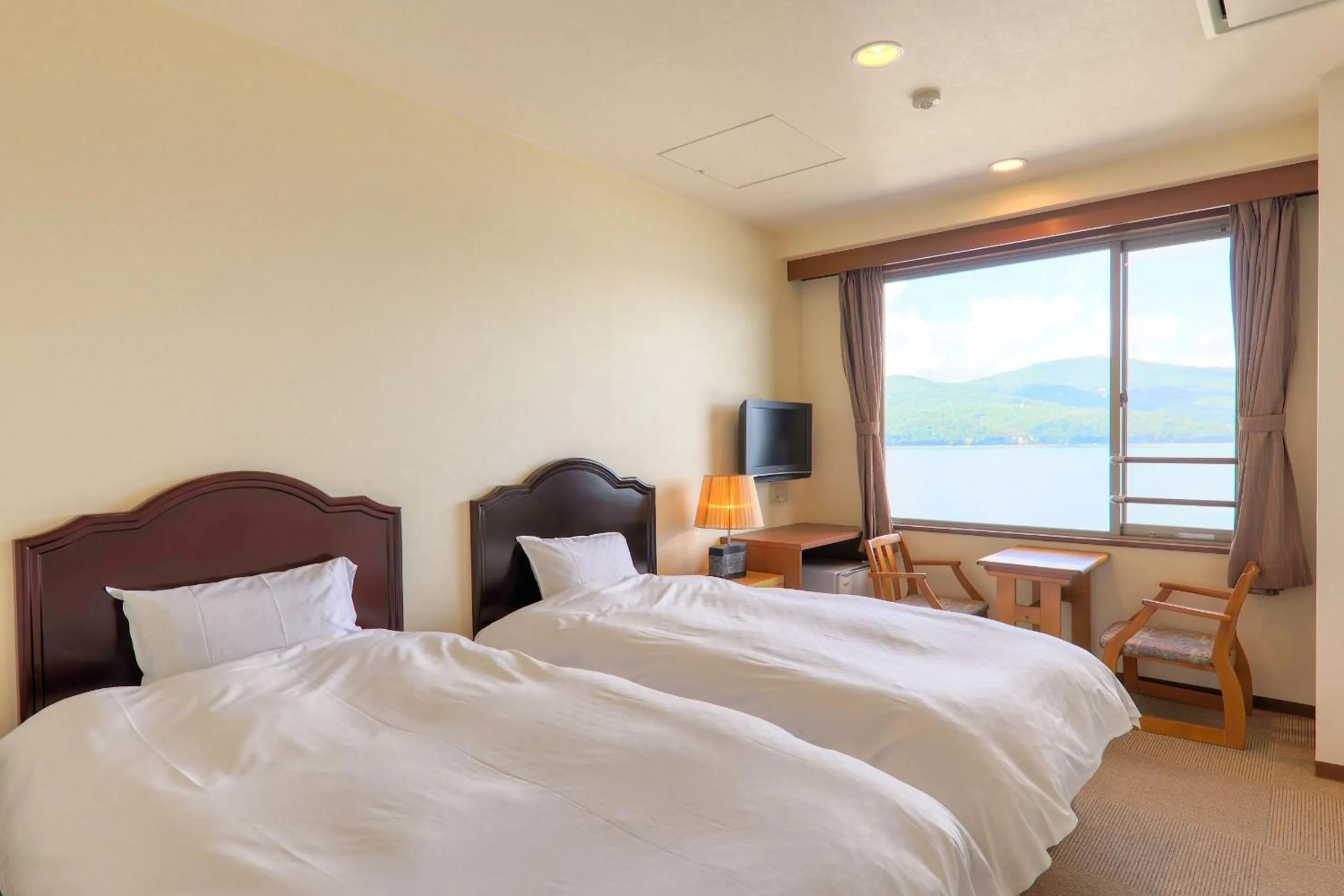 Twin Room with Private Bathroom with Lake View	 - single occupancy in Fuji Matsuzono Hotel