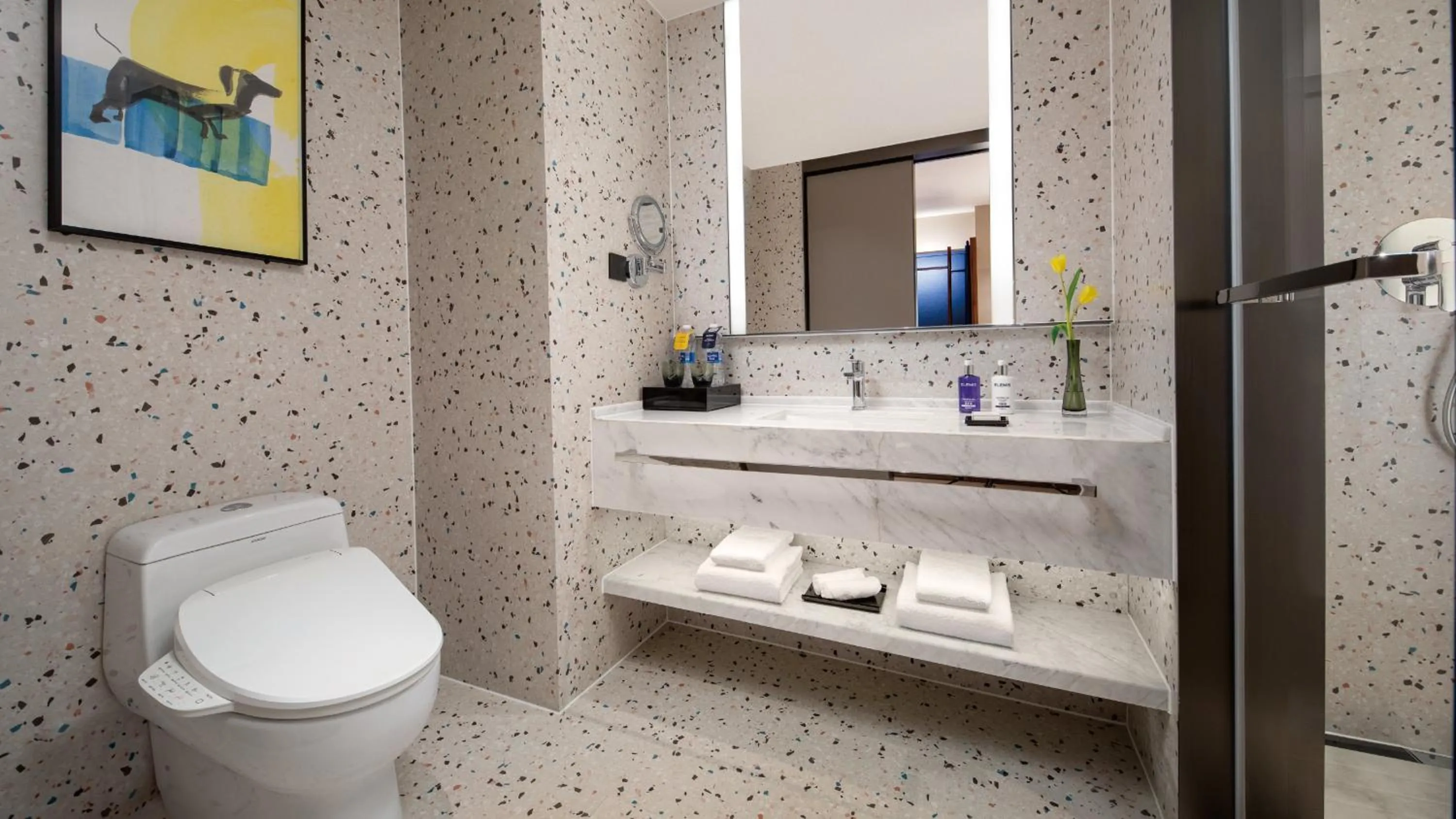 Standard King Room in voco Shanghai Zhangjiang by IHG - Free shuttle to Disneyland