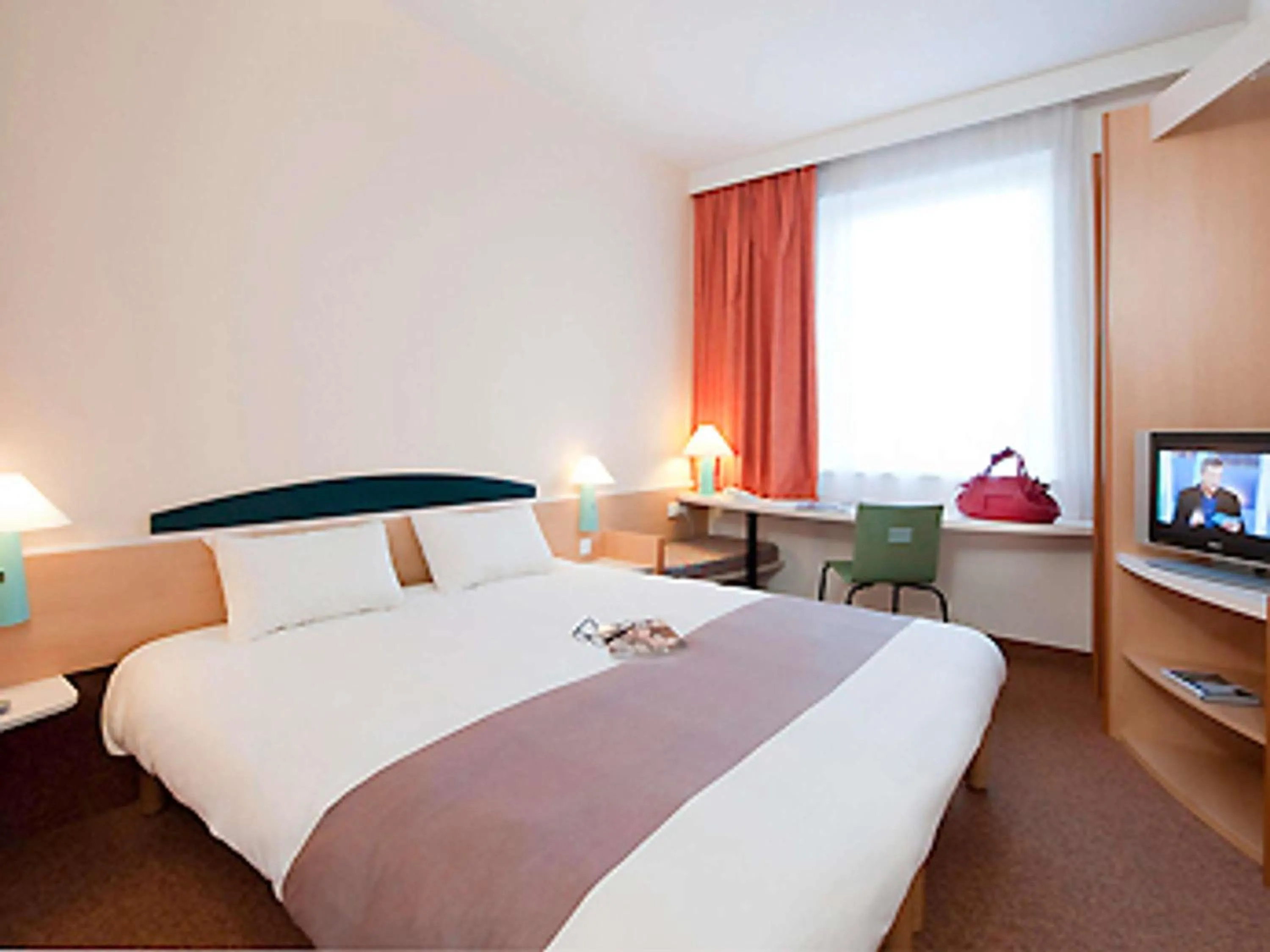 Double Room with new bedding in ibis Luxembourg Sud
