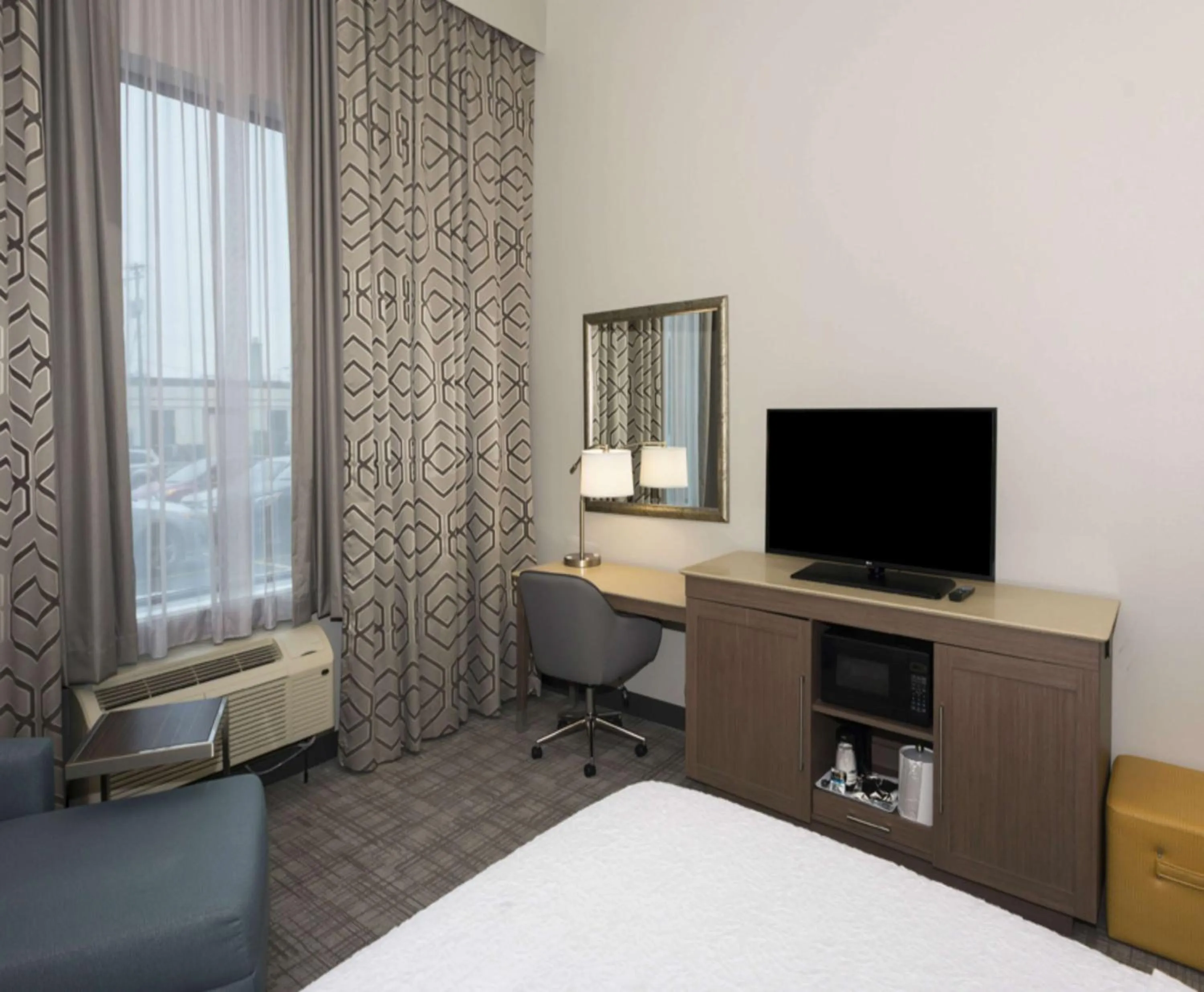 Standard Room with One King Bed - Hearing Accessible in Hampton Inn and Suites Minneapolis University Area, MN