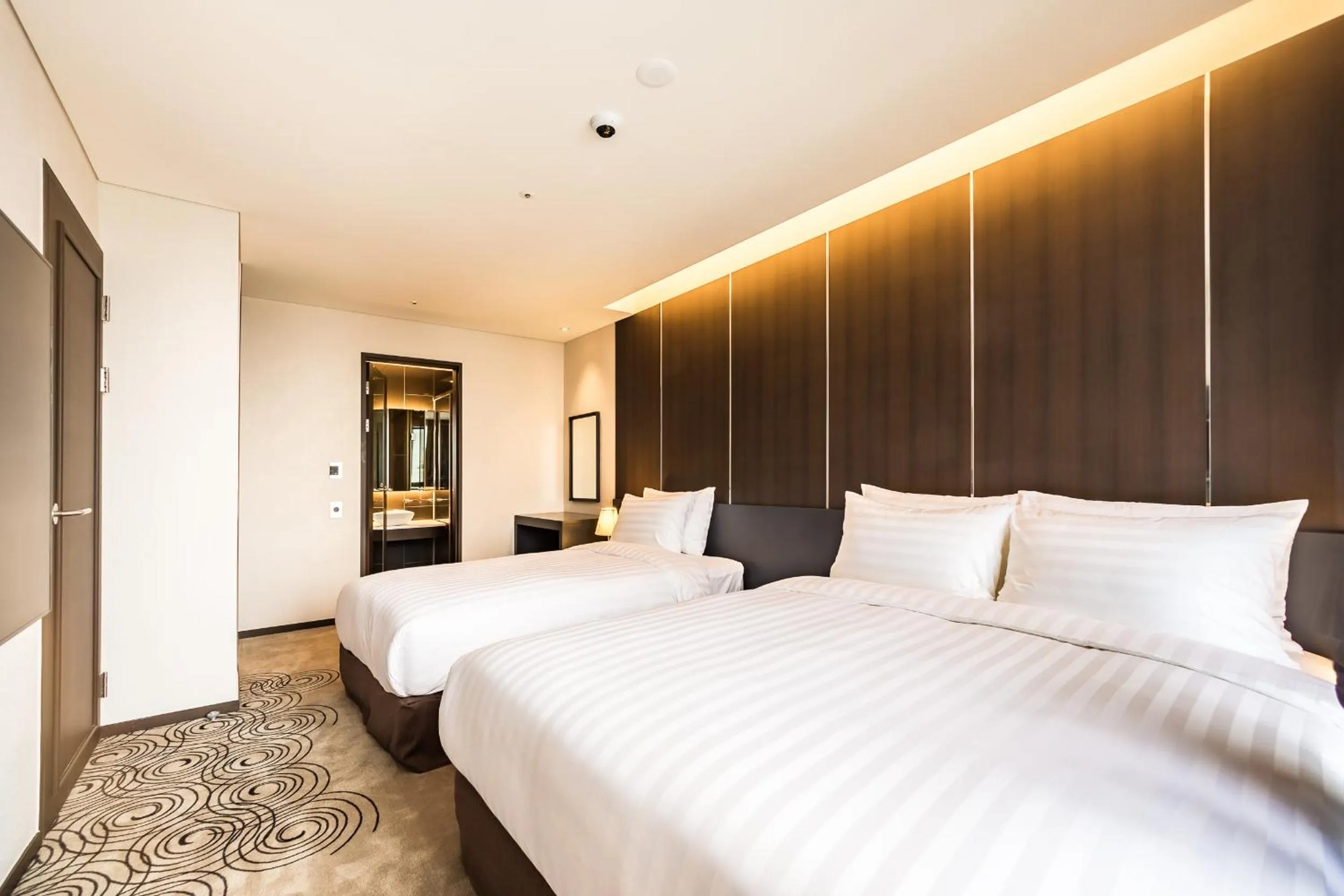 Royal Suite with City View in Golden Daisy Hotel