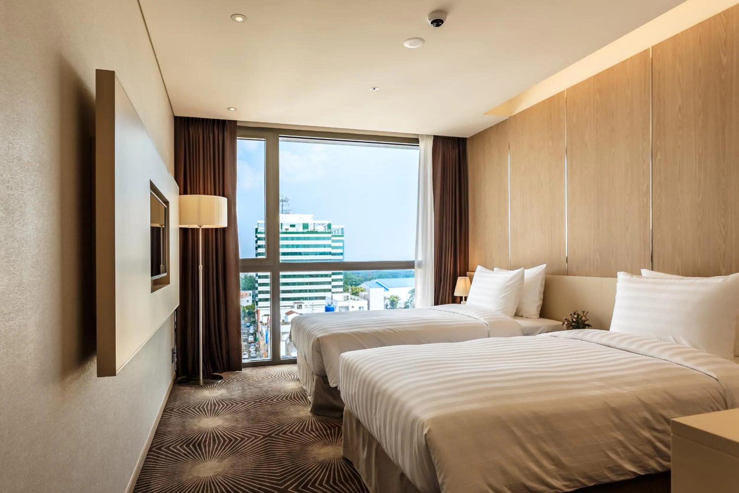 Superior Twin Room with City View in Golden Daisy Hotel
