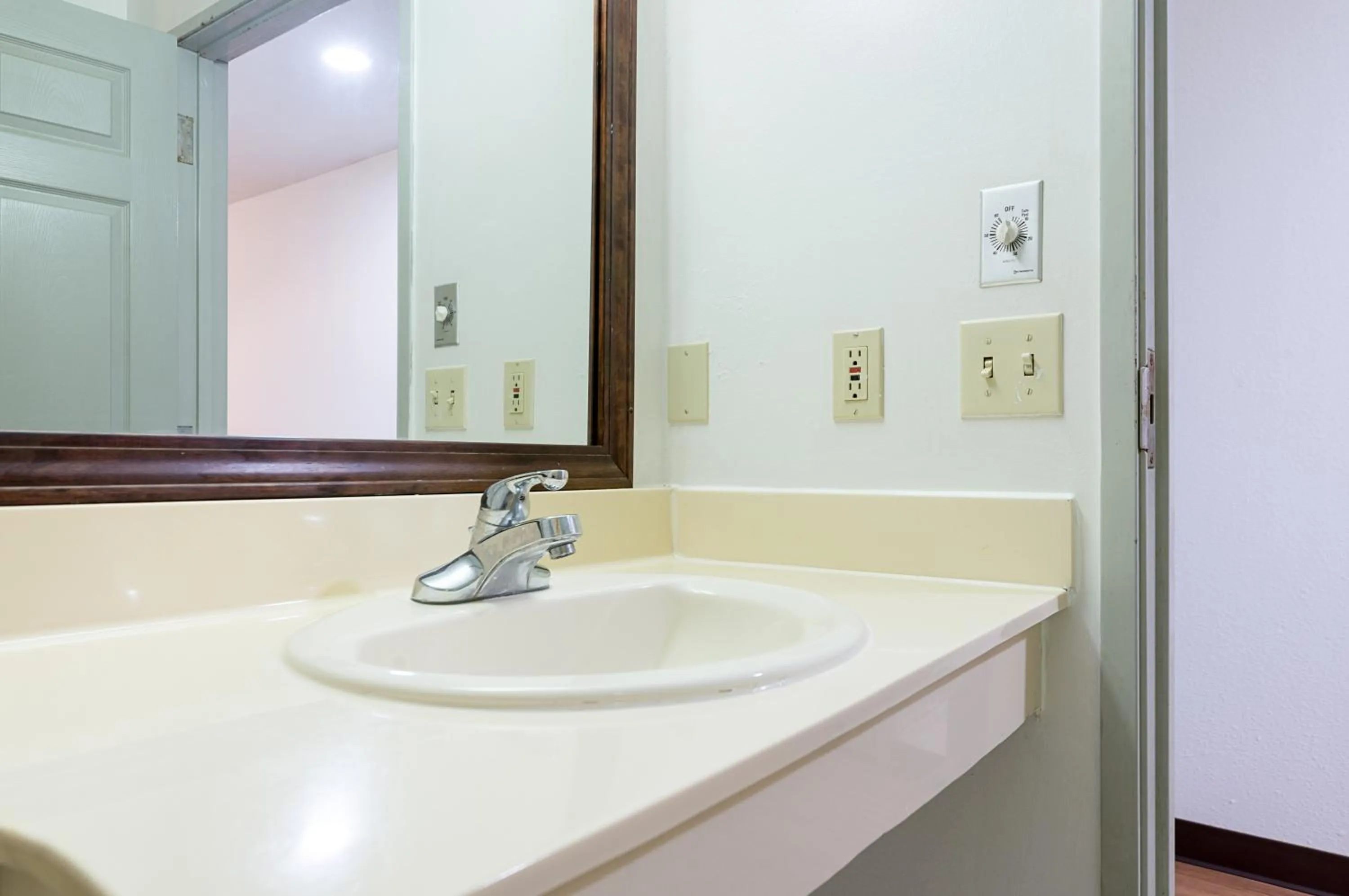 King Room with Spa Bath - single occupancy - Smoking in Motel 6-New Iberia, LA