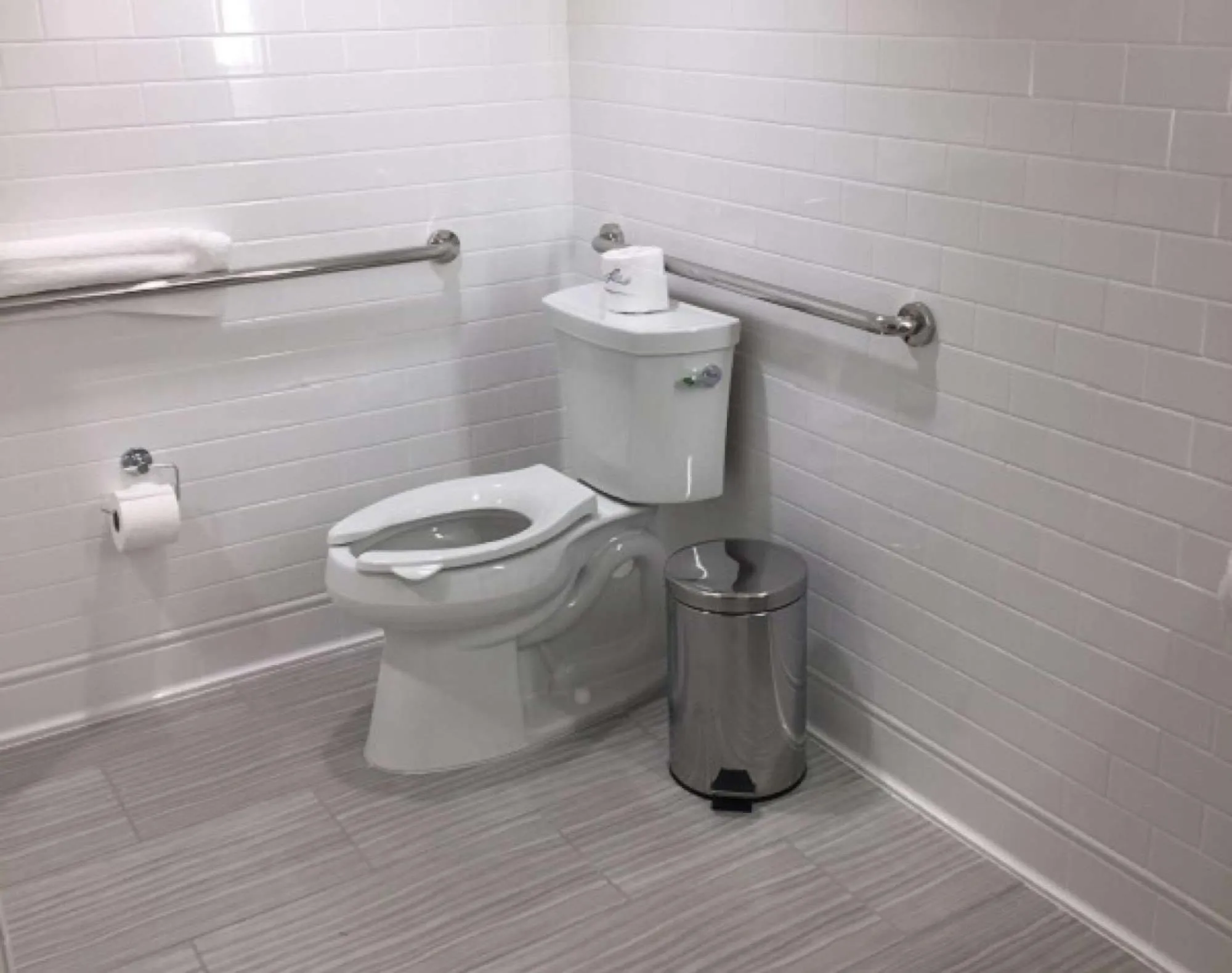 Accessible Queen Suite with Partial Ocean View and Balcony in Oceans Edge Key West