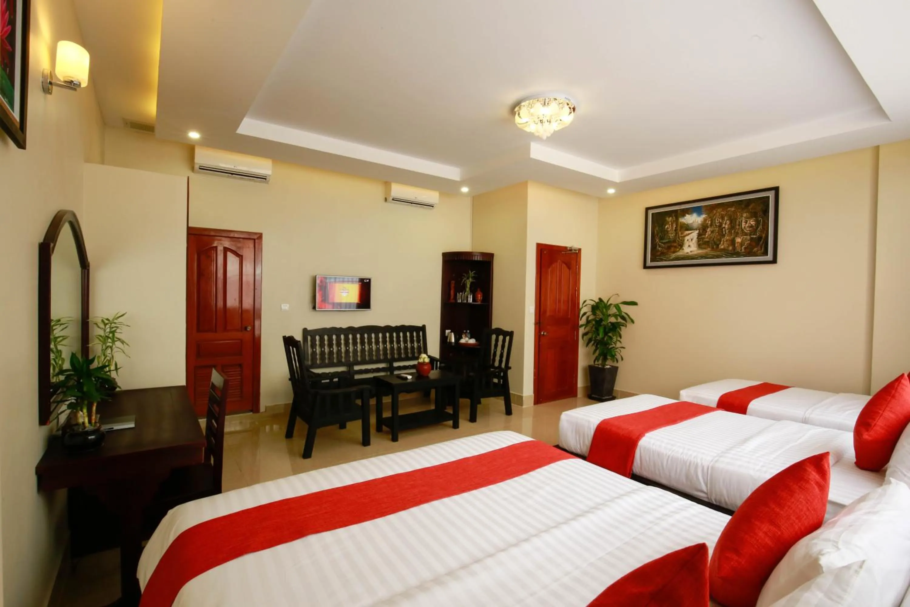 Deluxe Family Room with Pool View - Free Pick Up in Chheng Residence