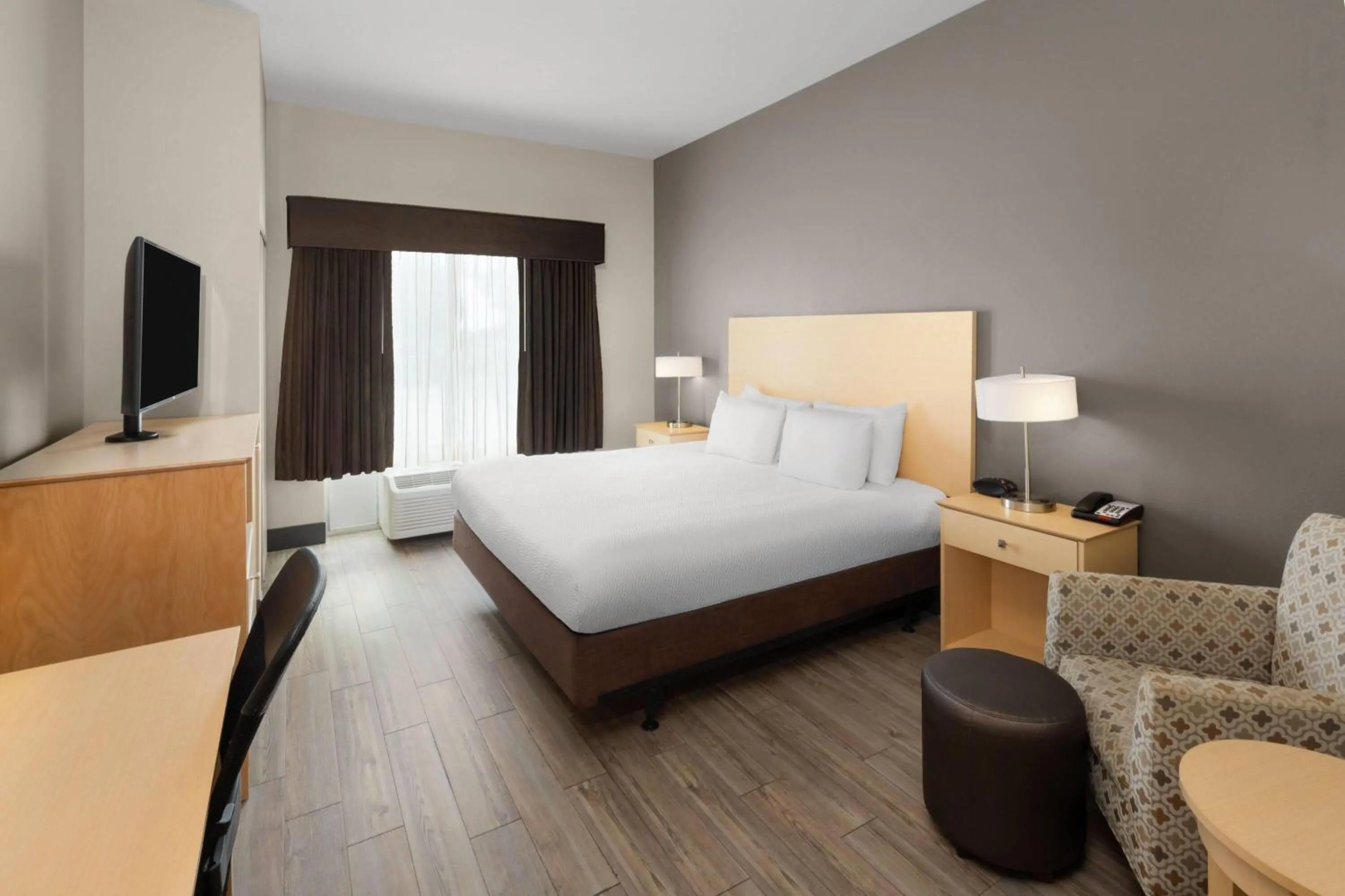 King Room with Mobility/Hearing Access and Roll-In Shower - Non-Smoking in Stone Hill Norman, Trademark Collection by Wyndham