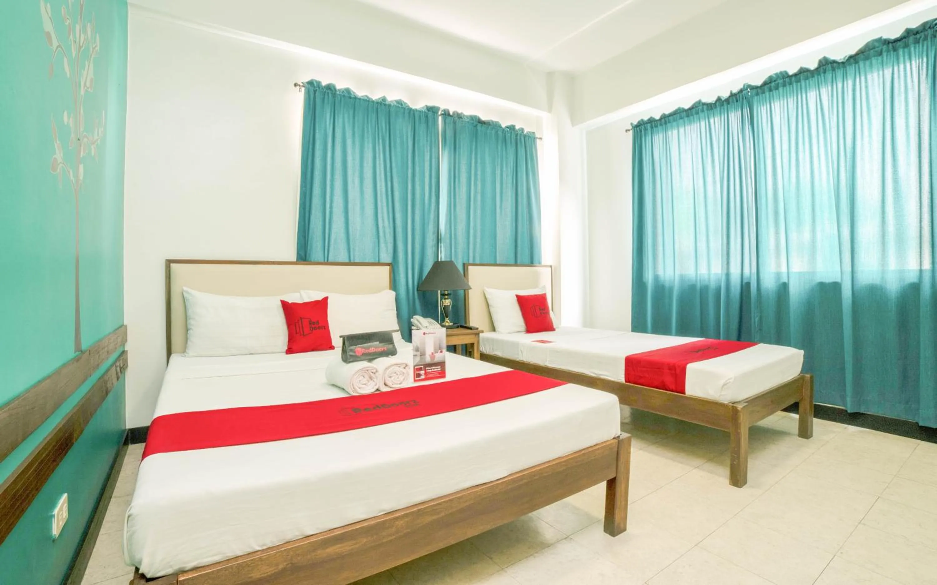 Deluxe Room in RedDoorz Plus near Rizal Junction
