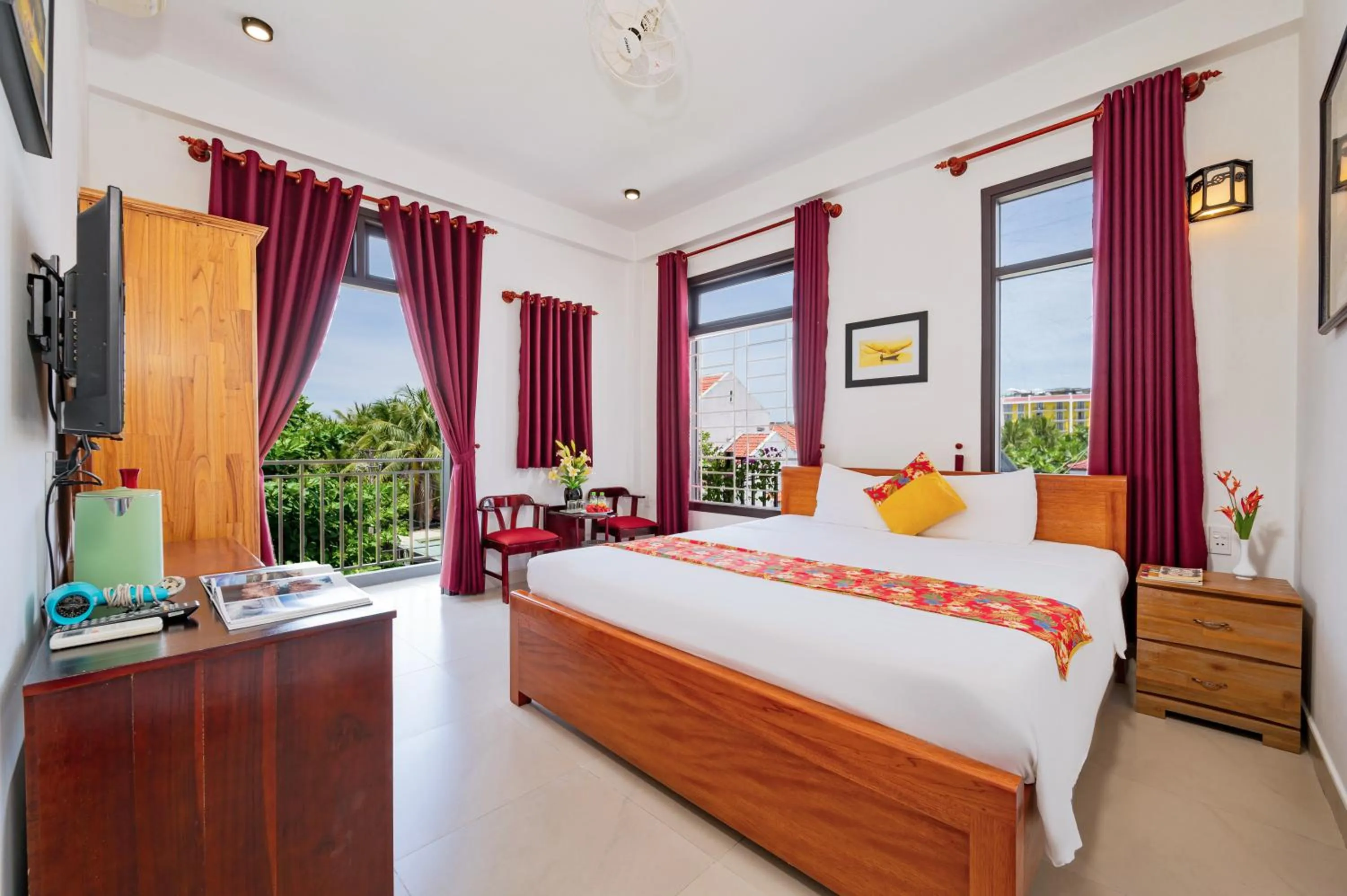 Deluxe King Room with Balcony in Quynh Chau Homestay Hội An