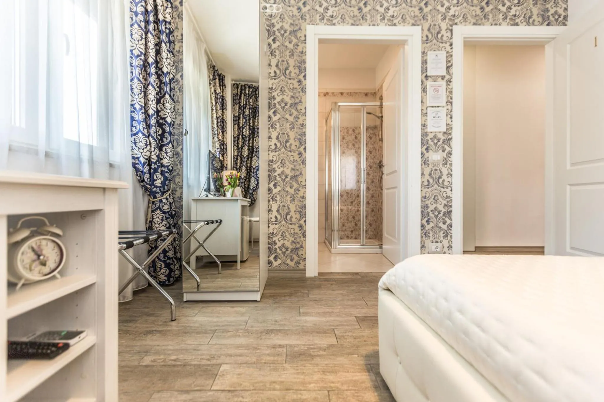 Deluxe Room in Central City Rooms