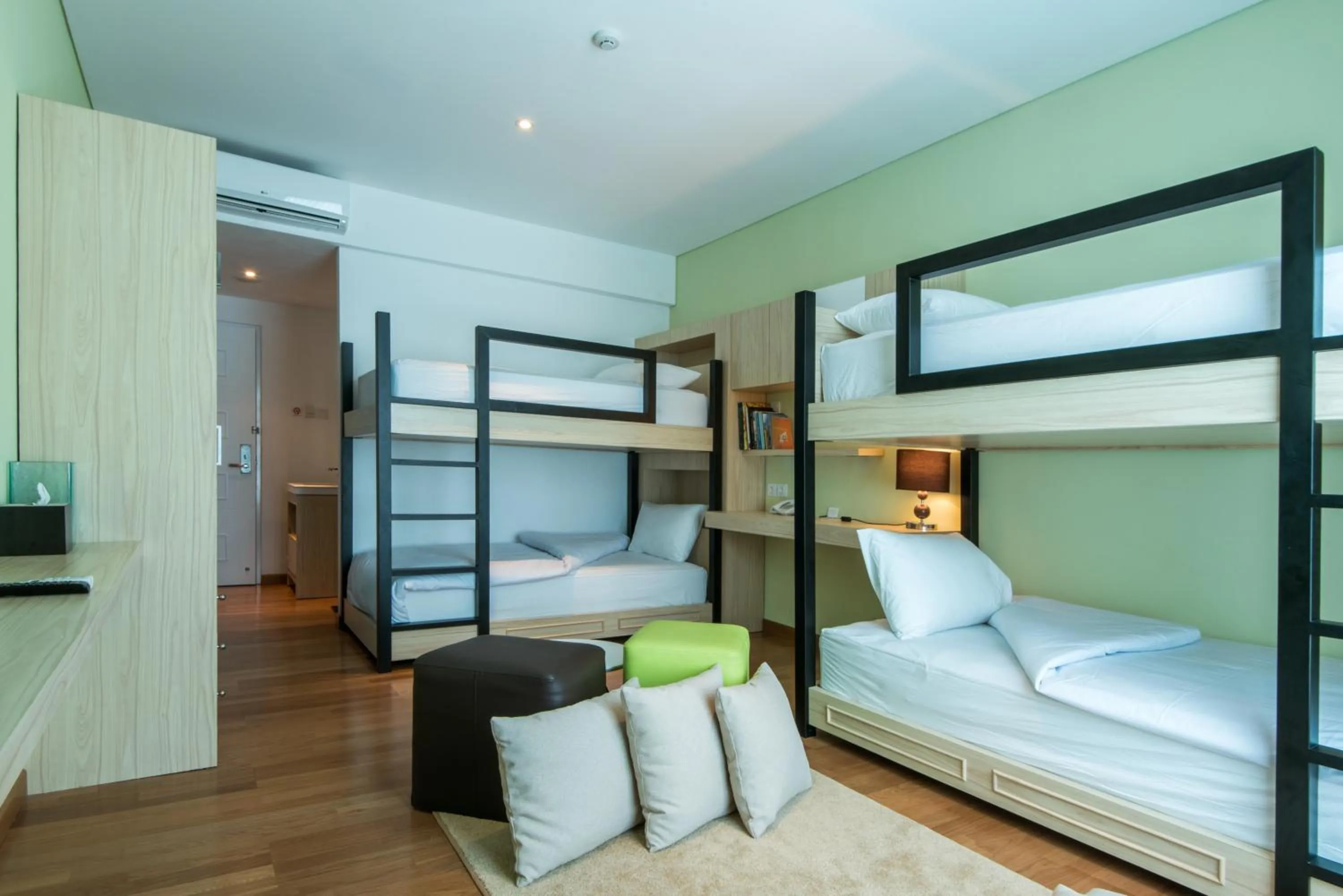 Quadruple Room with Private Bathroom in Yan's House Hotel