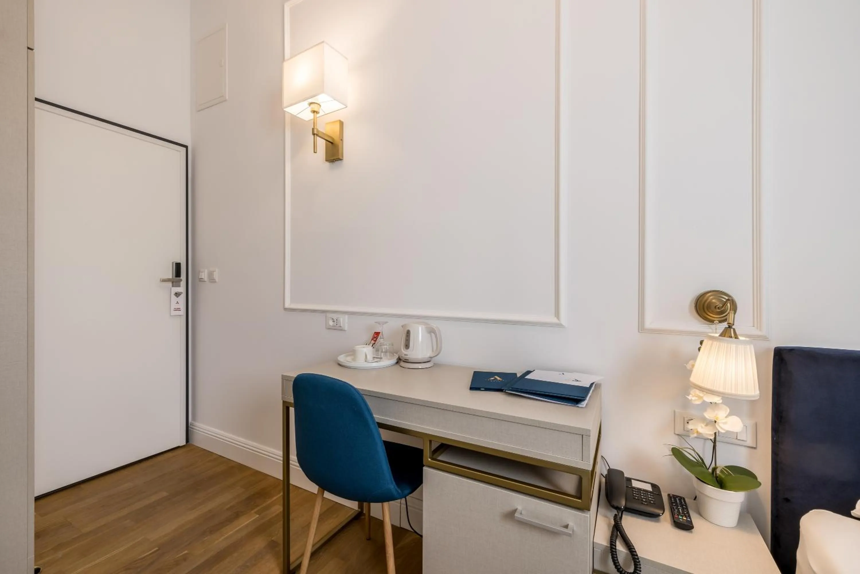 Single Room with Bathroom in Art Hotel