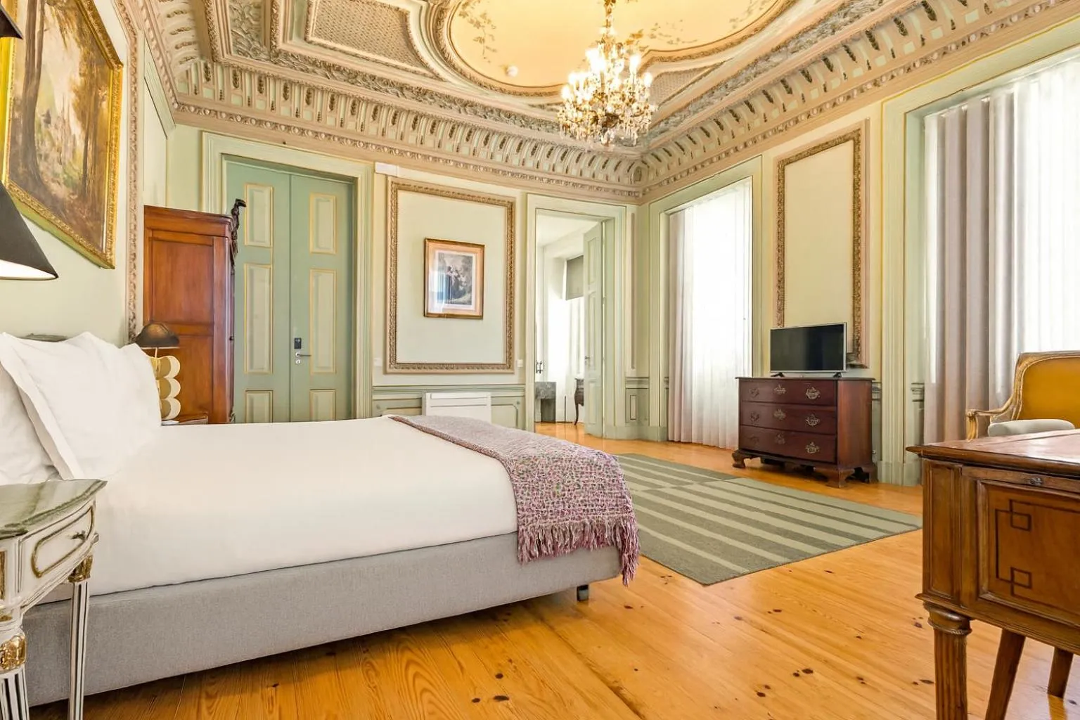 Signature Suite in Tesouro da Baixa by Shiadu