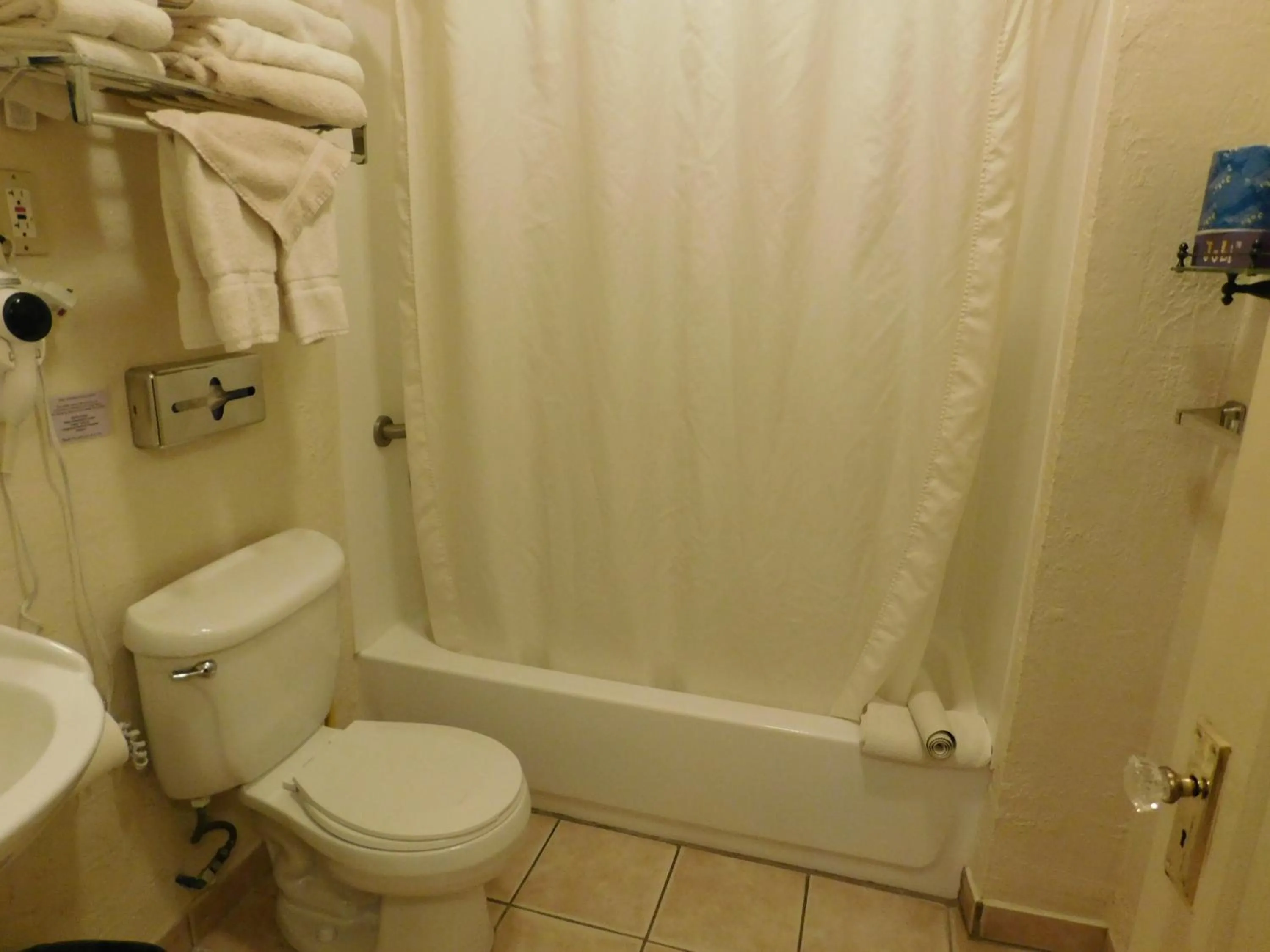 Two Bedroom with Queen Bed and Twin Bed - No View in Capitola Venetian Vacation Rentals