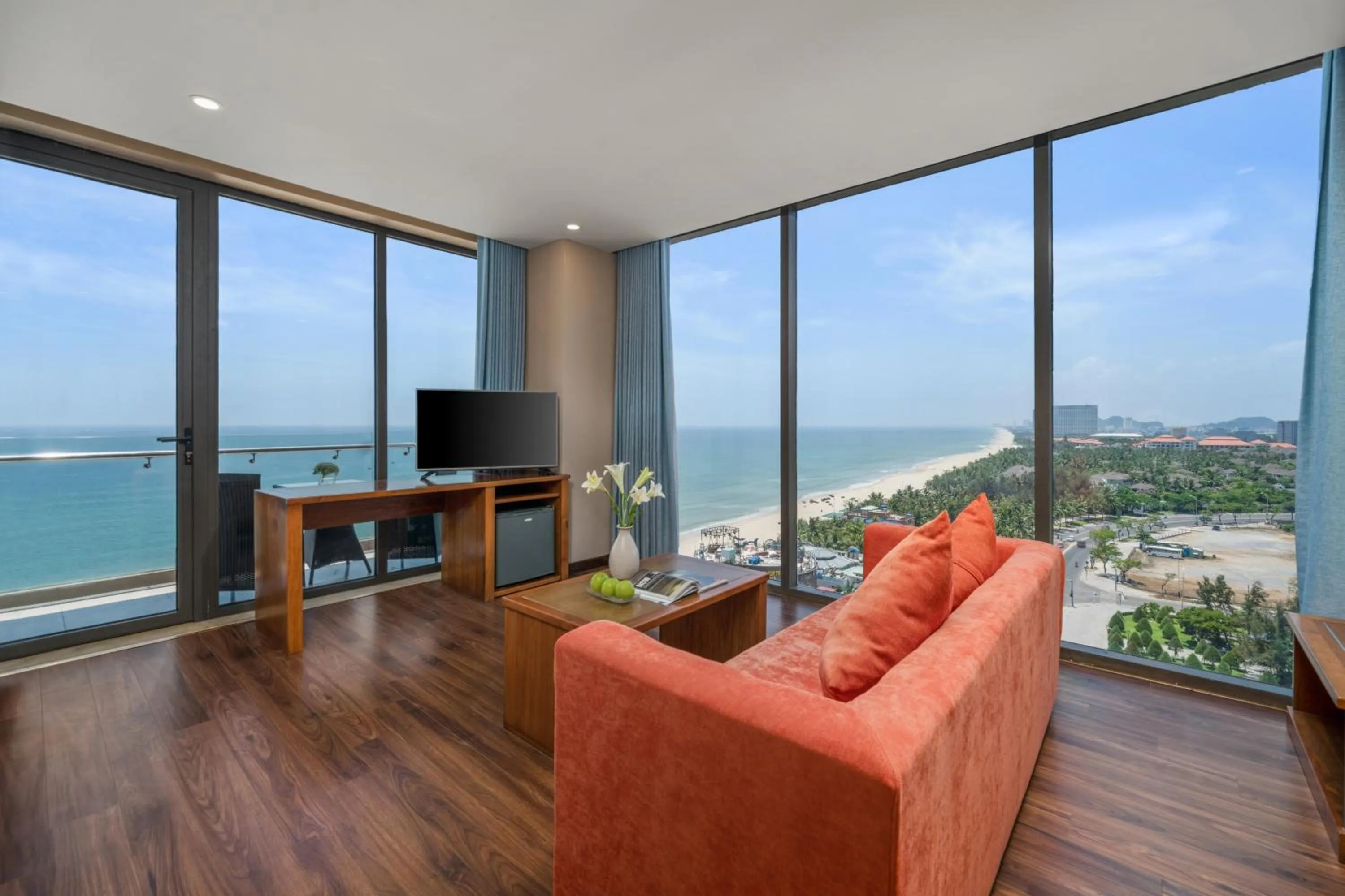 Premium King Ocean View with Balcony in Yarra Ocean Suites Danang