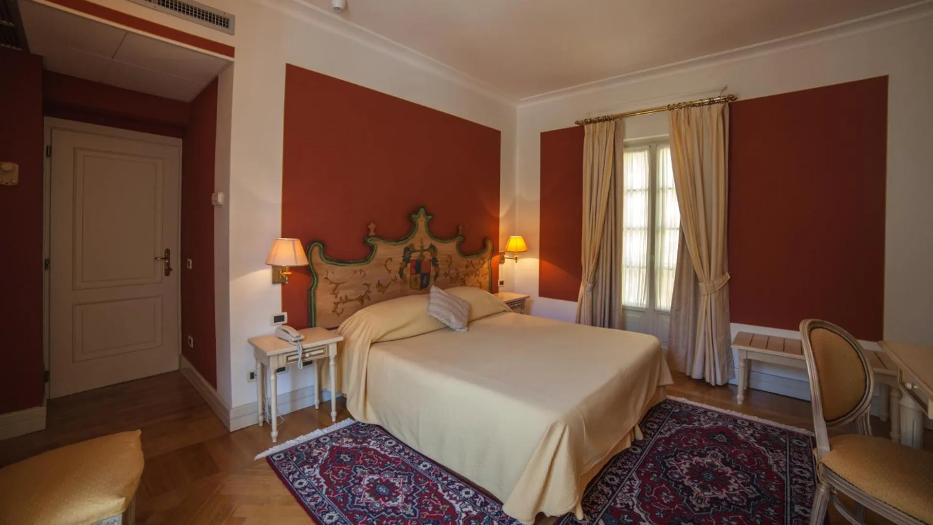 "Queen" Room with Balcony in Hotel Cannero