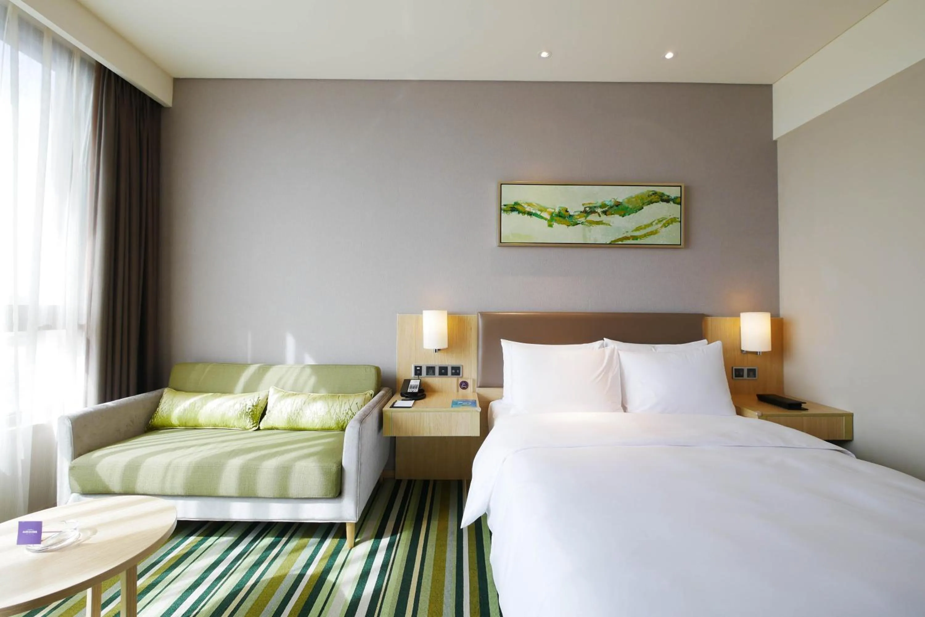 Superior Queen Room with Lake View in Mercure Nanchang Sunac