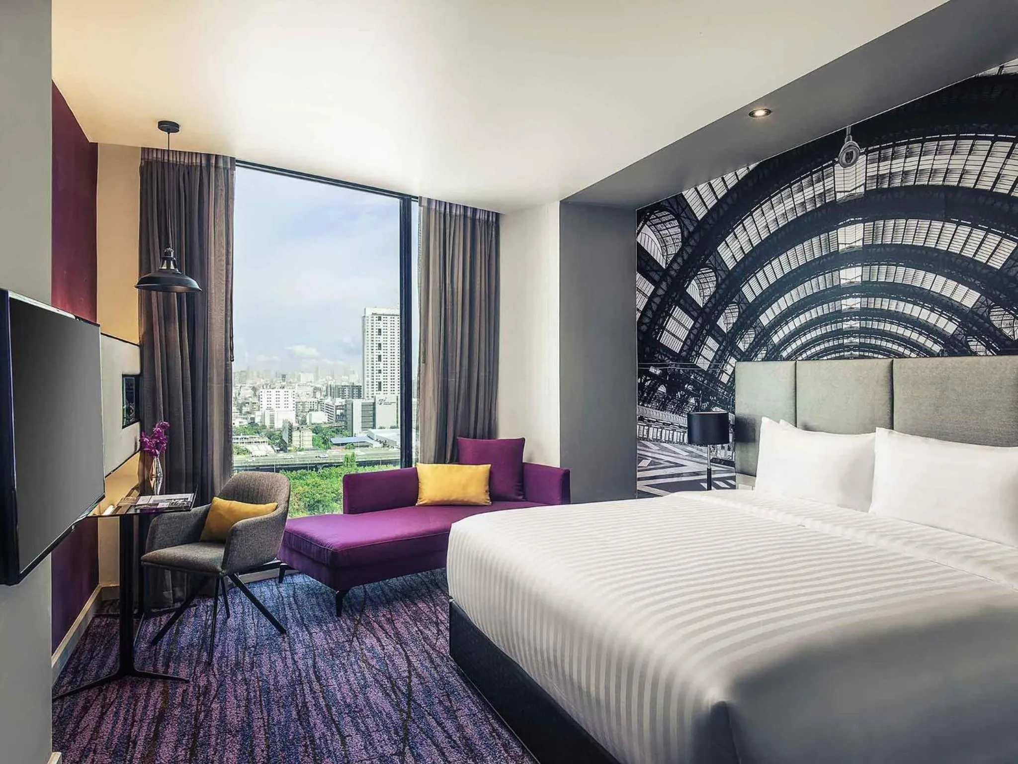 Superior King Room in Mercure Bangkok Makkasan
