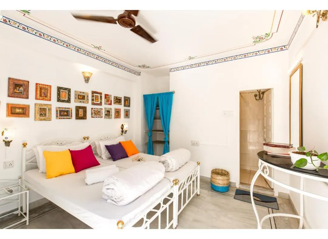 Deluxe Private A/C Room with Ensuite Bathroom in goSTOPS Udaipur