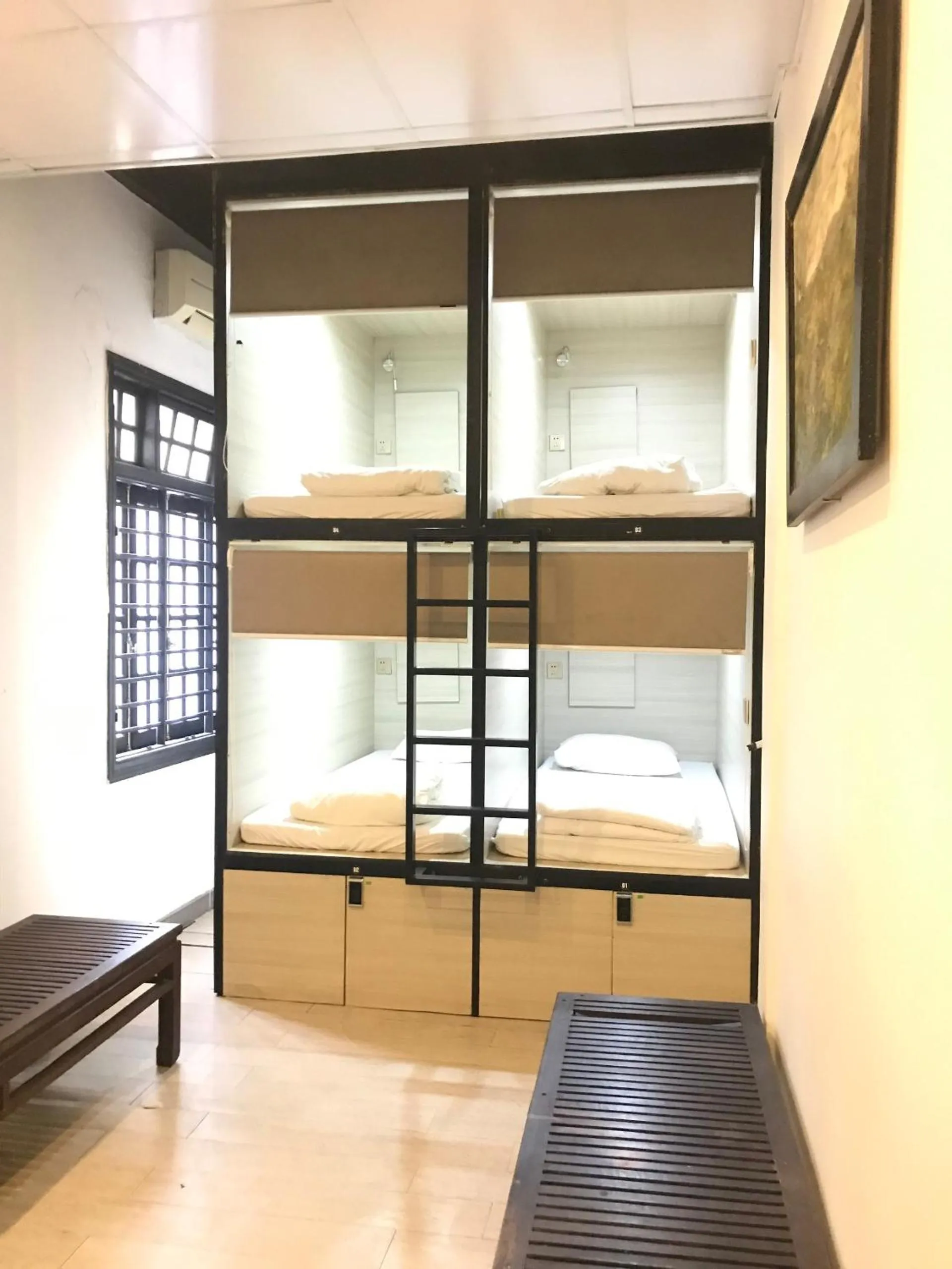 Single Bed in Mixed Dormitory Room in Amona Hotel
