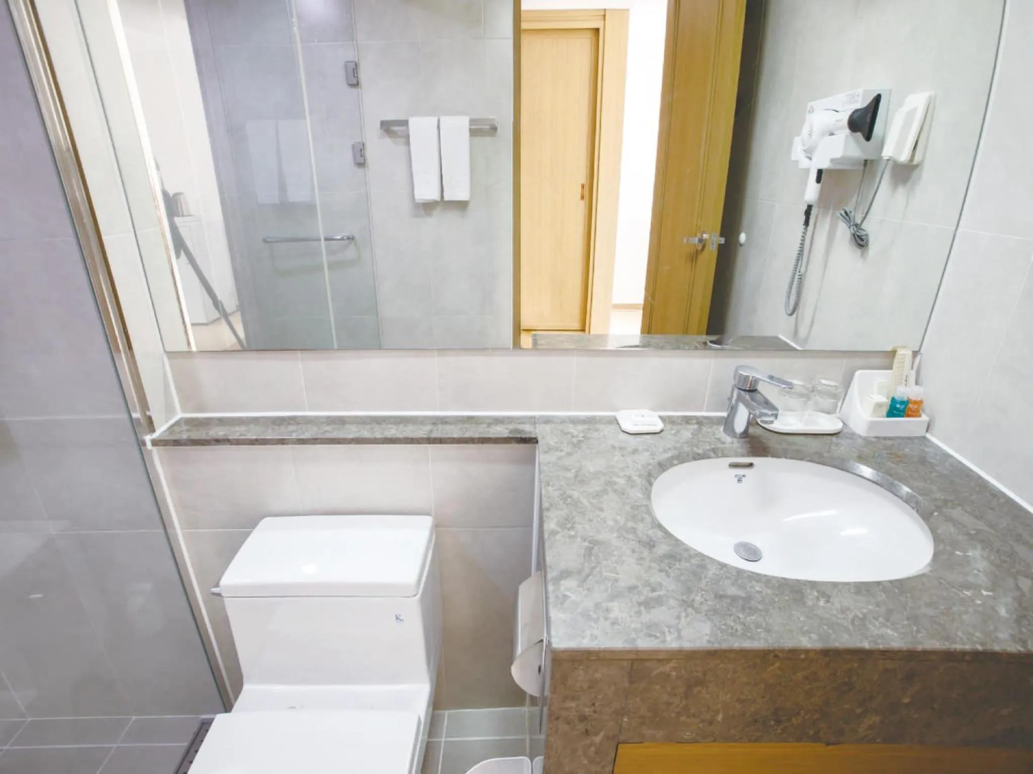 Deluxe Hwangnyoung View Twin Room in The K Hotel Gyeongju