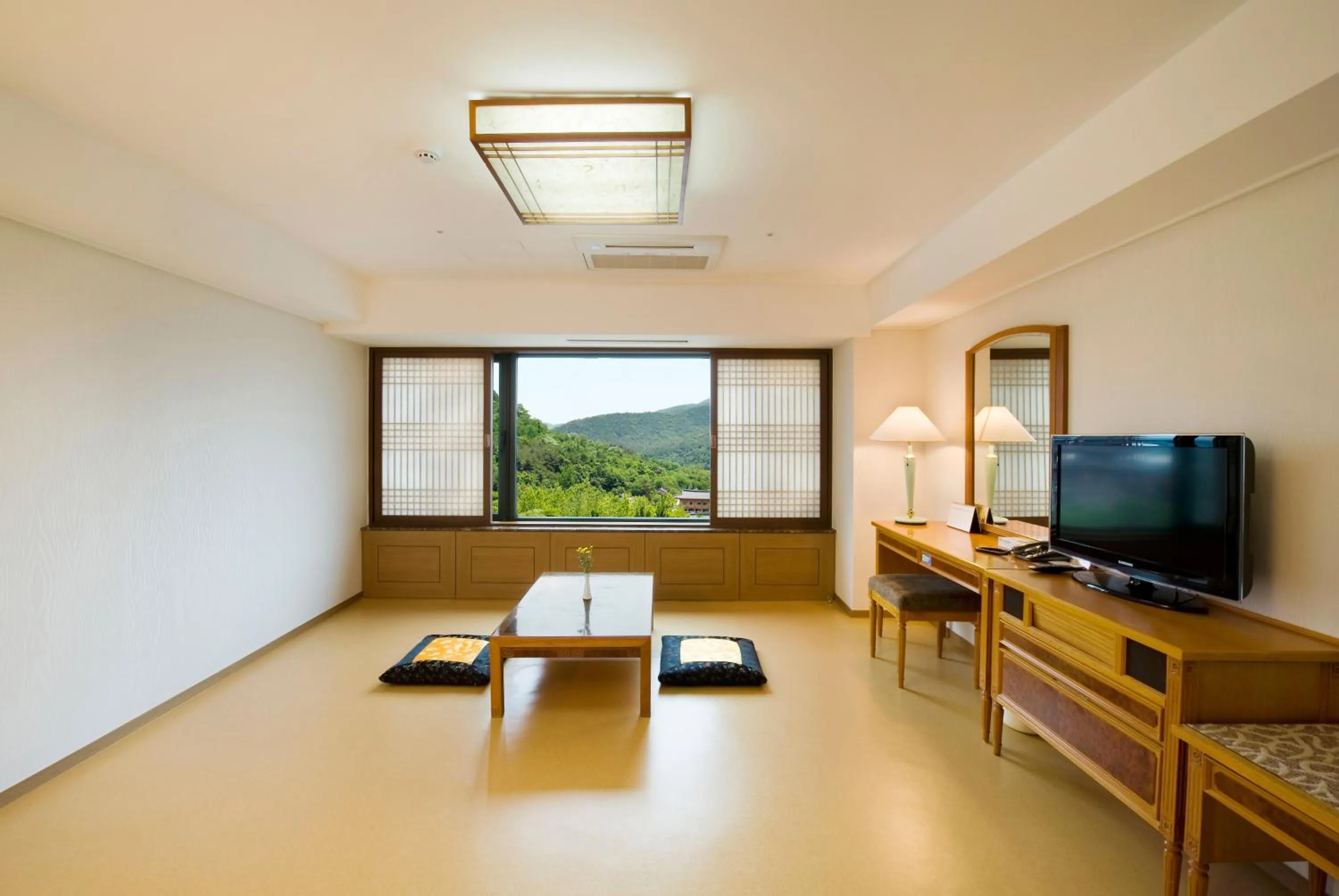 Street View Ondol Room in The K Hotel Gyeongju