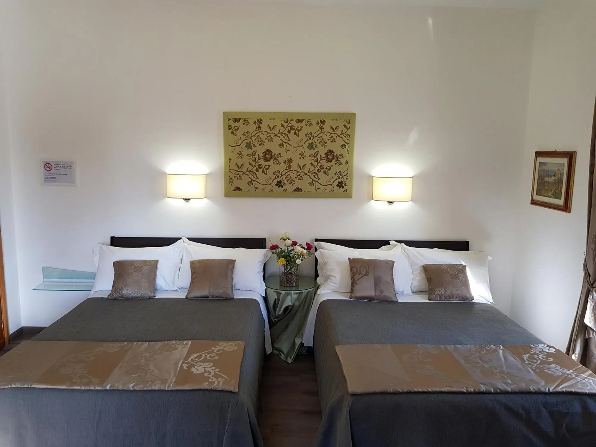 Queen Room with Two Queen Beds - single occupancy in L'Insolita Reggia