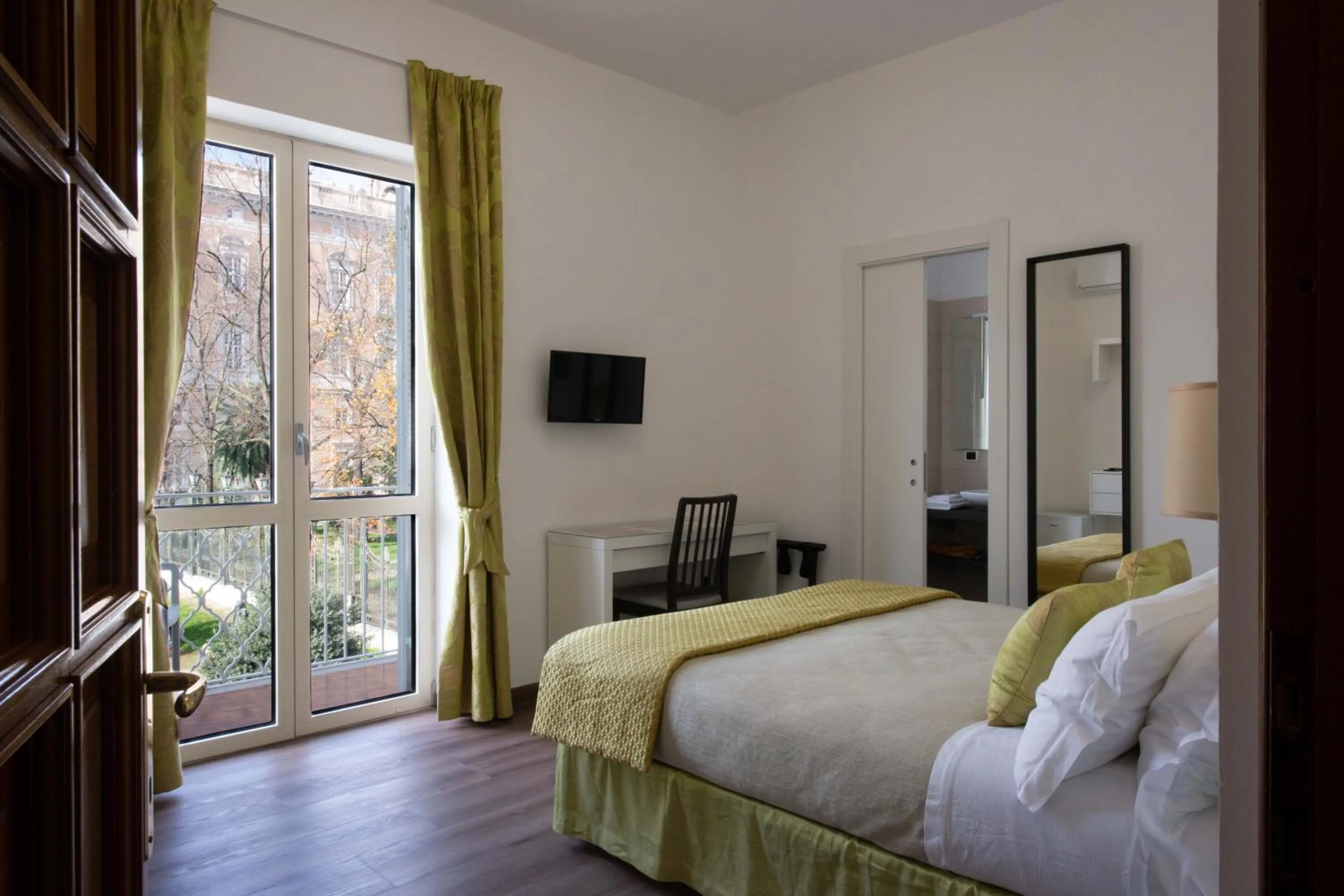 Double Room with Private Bathroom - single occupancy in L'Insolita Reggia