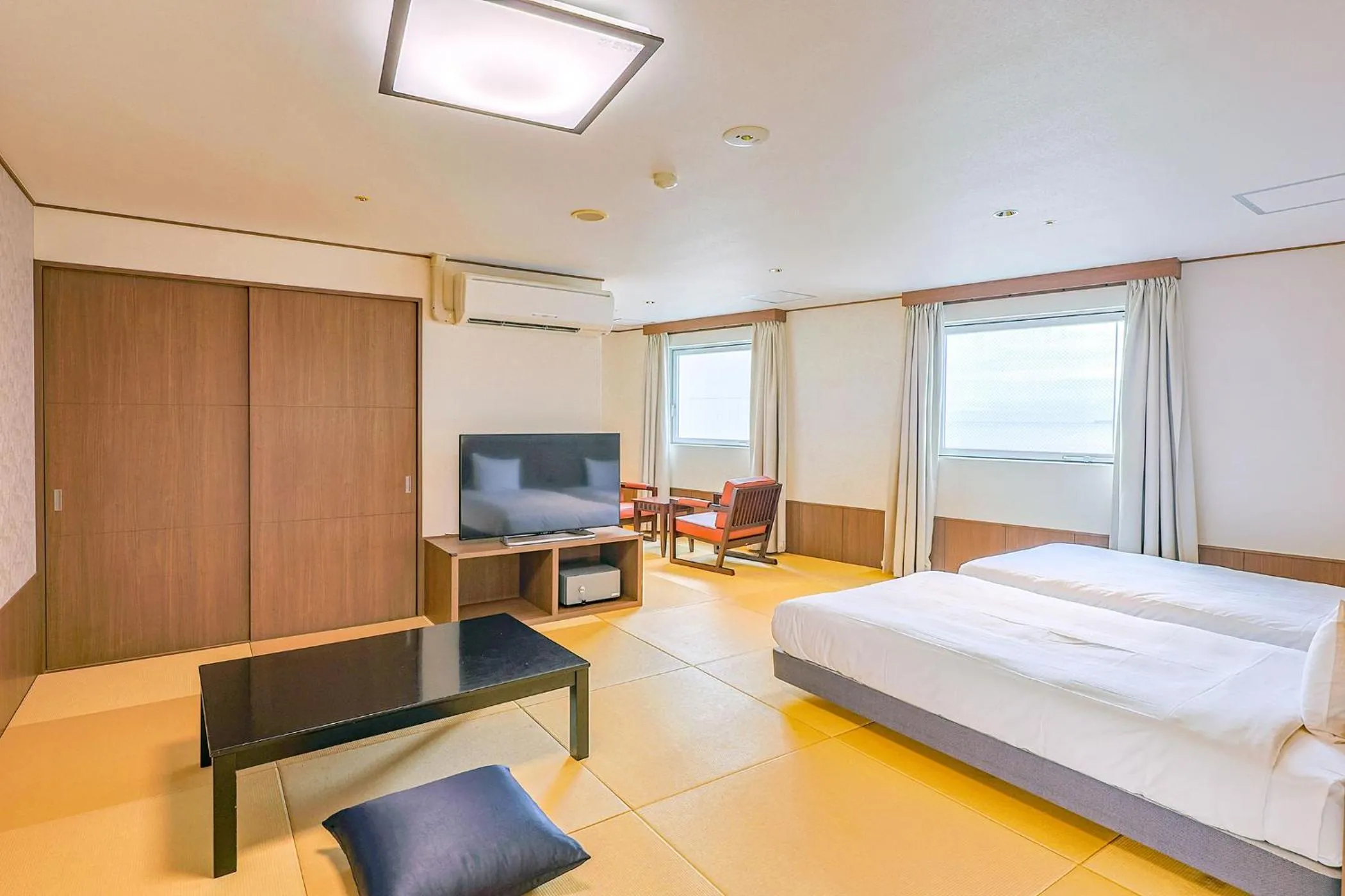 Superior Japanese-Western-Style Twin Room(City View) - Non-Smoking - Shared Bathroom in Ooedo Onsen Monogatari Premium Atami