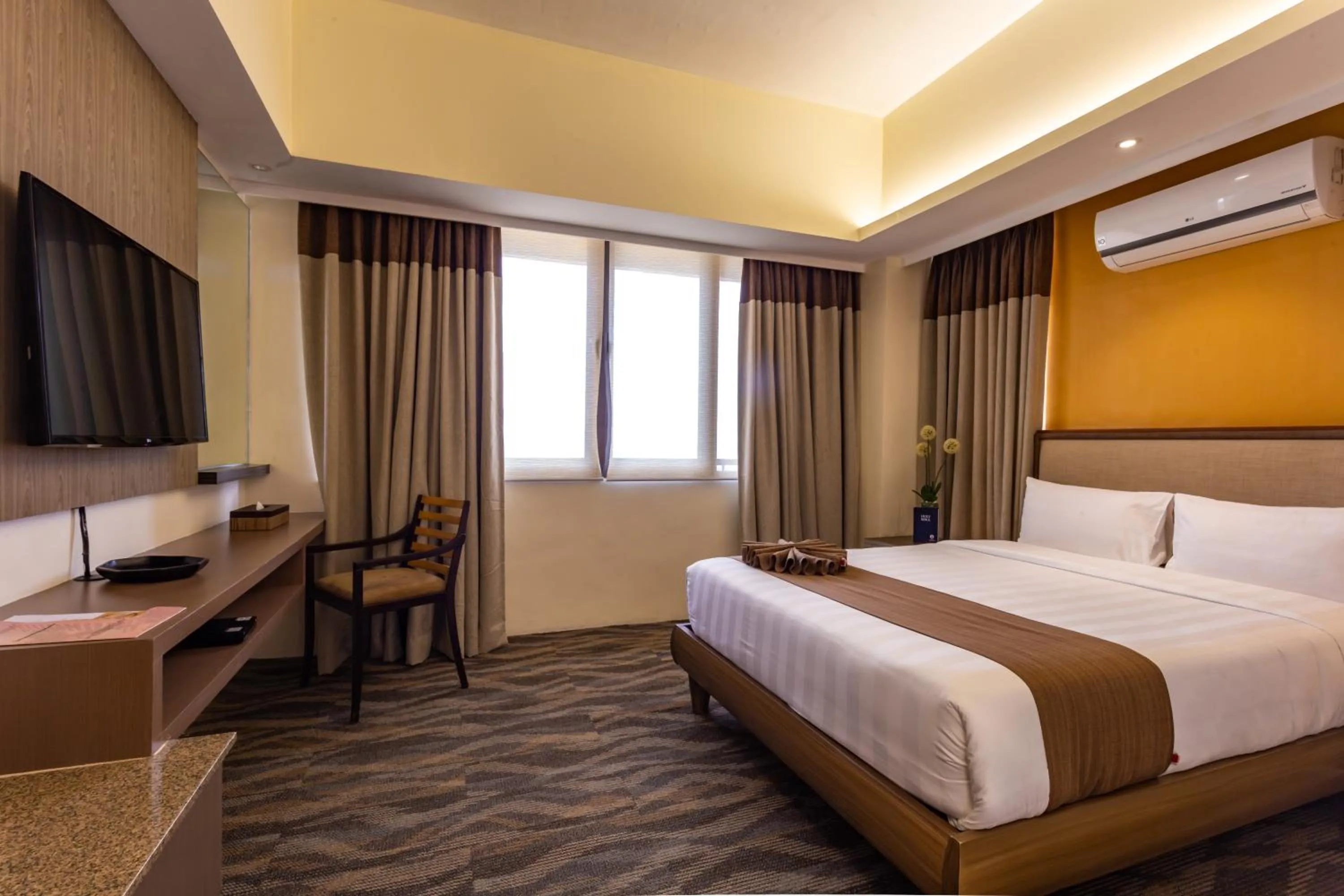 Premium Deluxe Queen with Lake View in Splendido Tagaytay Hotel and Country Club