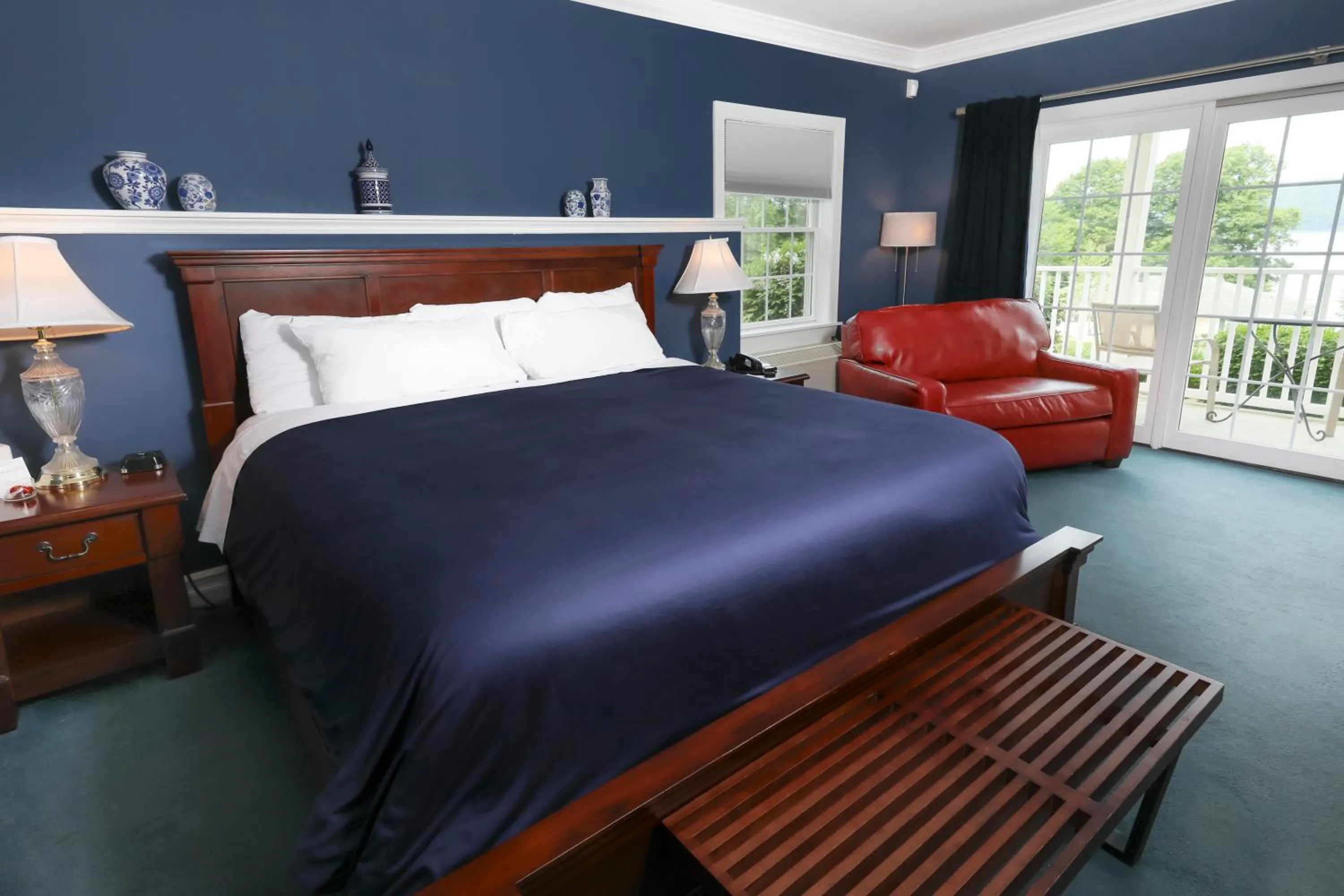 Lakeview King room in Inn at Taughannock Falls