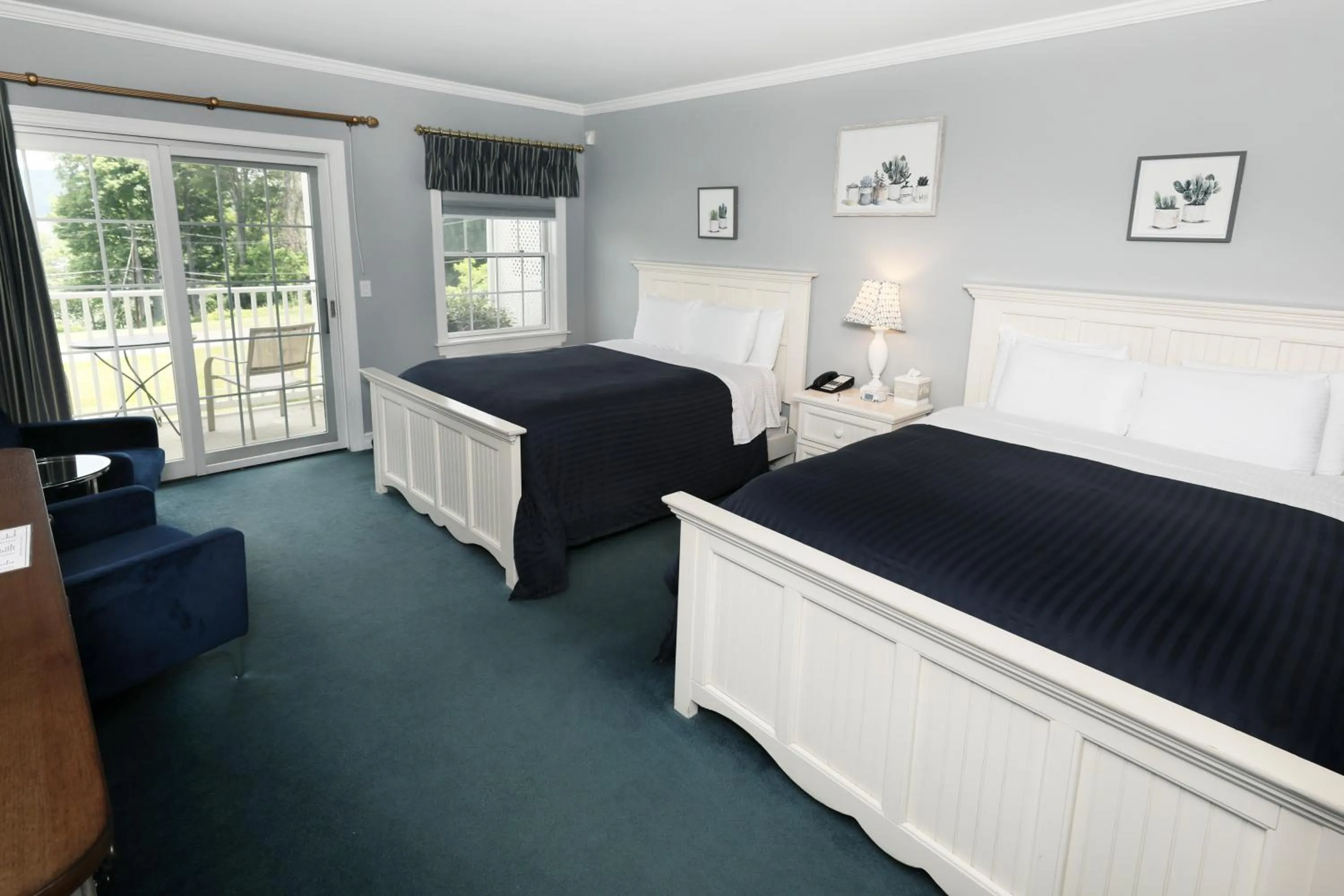 Lakeview Two Queens room in Inn at Taughannock Falls