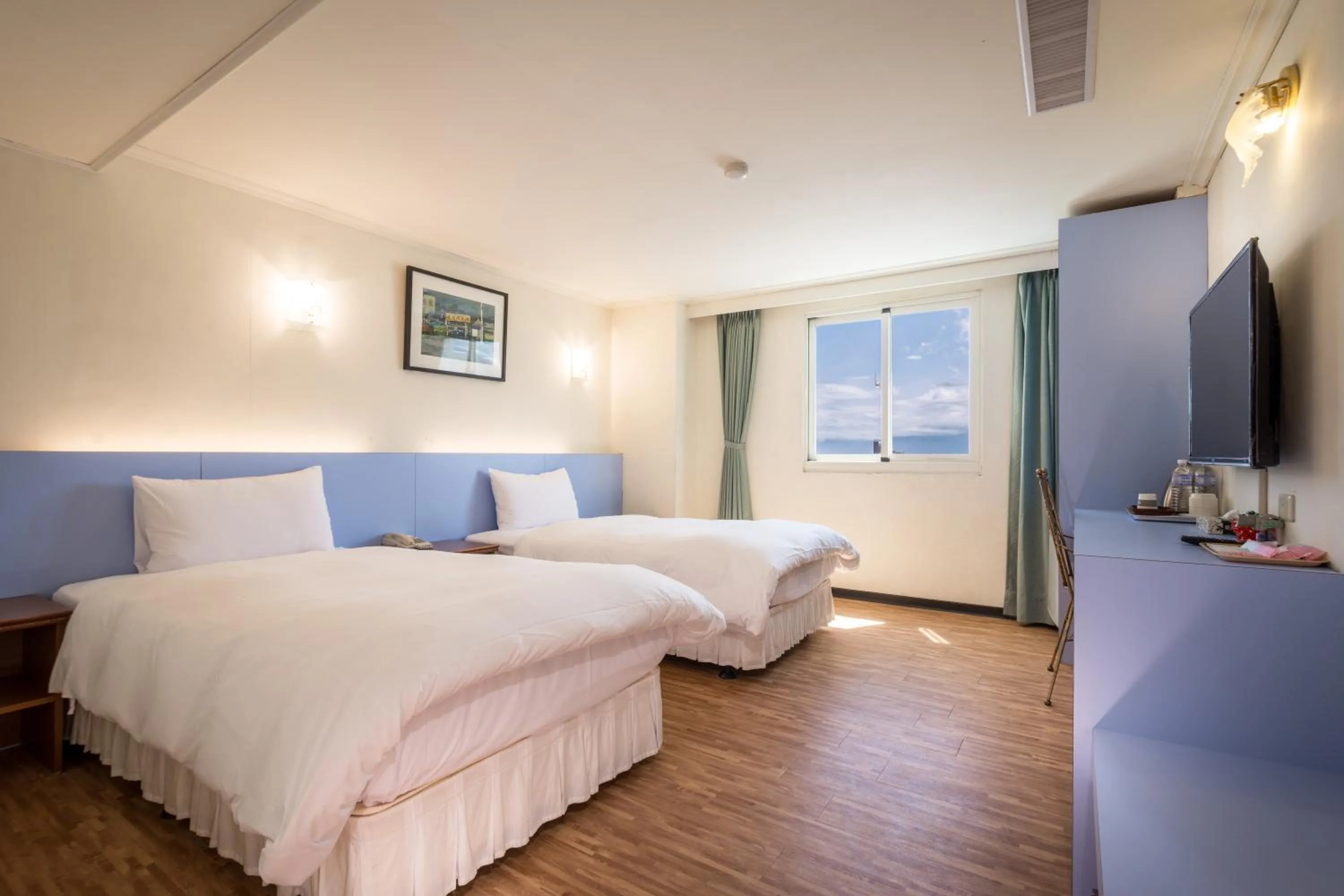 Twin Room in Apple Hotel