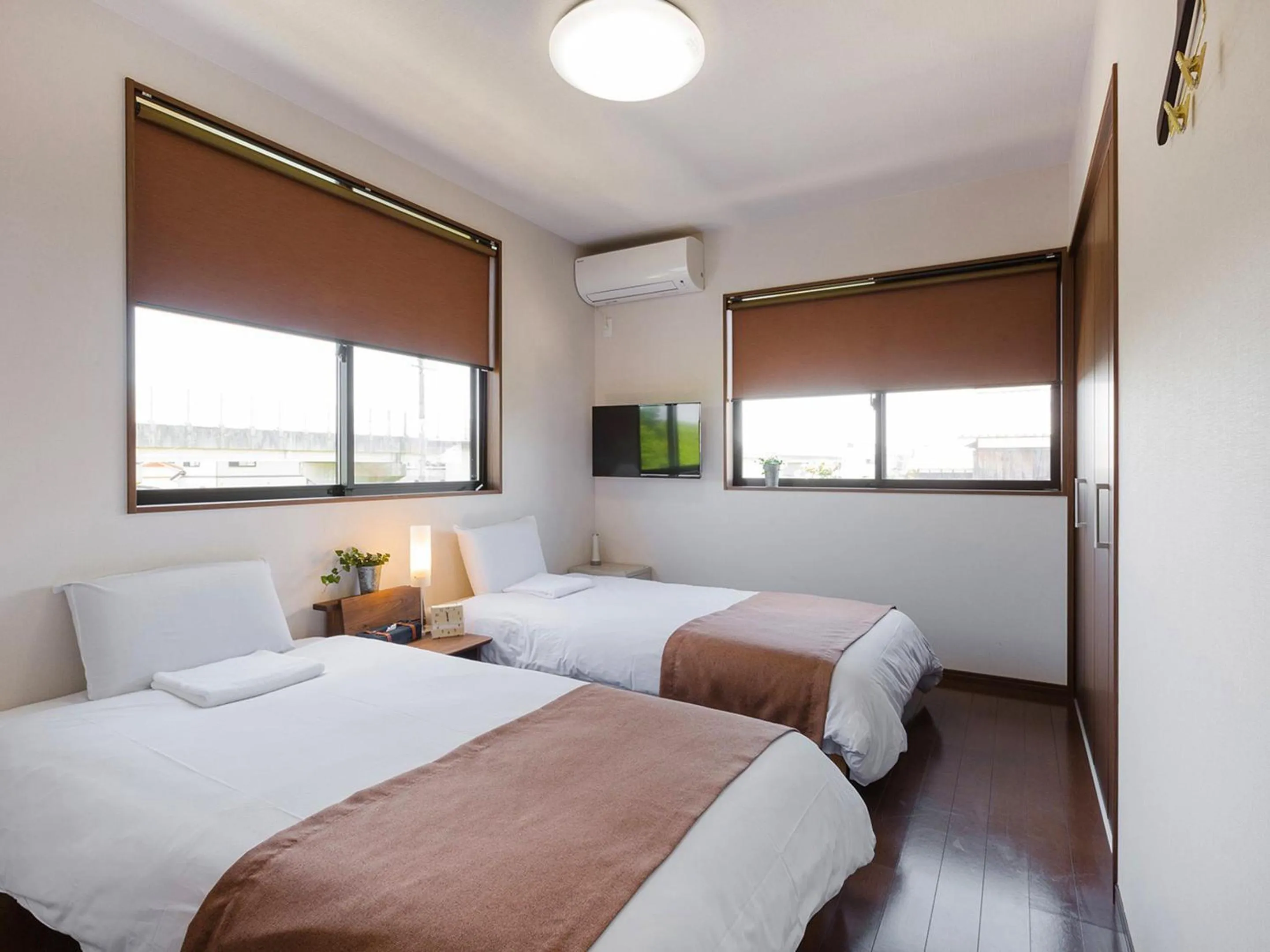 Twin Room with Shared Bathroom - single occupancy - Non-Smoking in Racine Home Harie