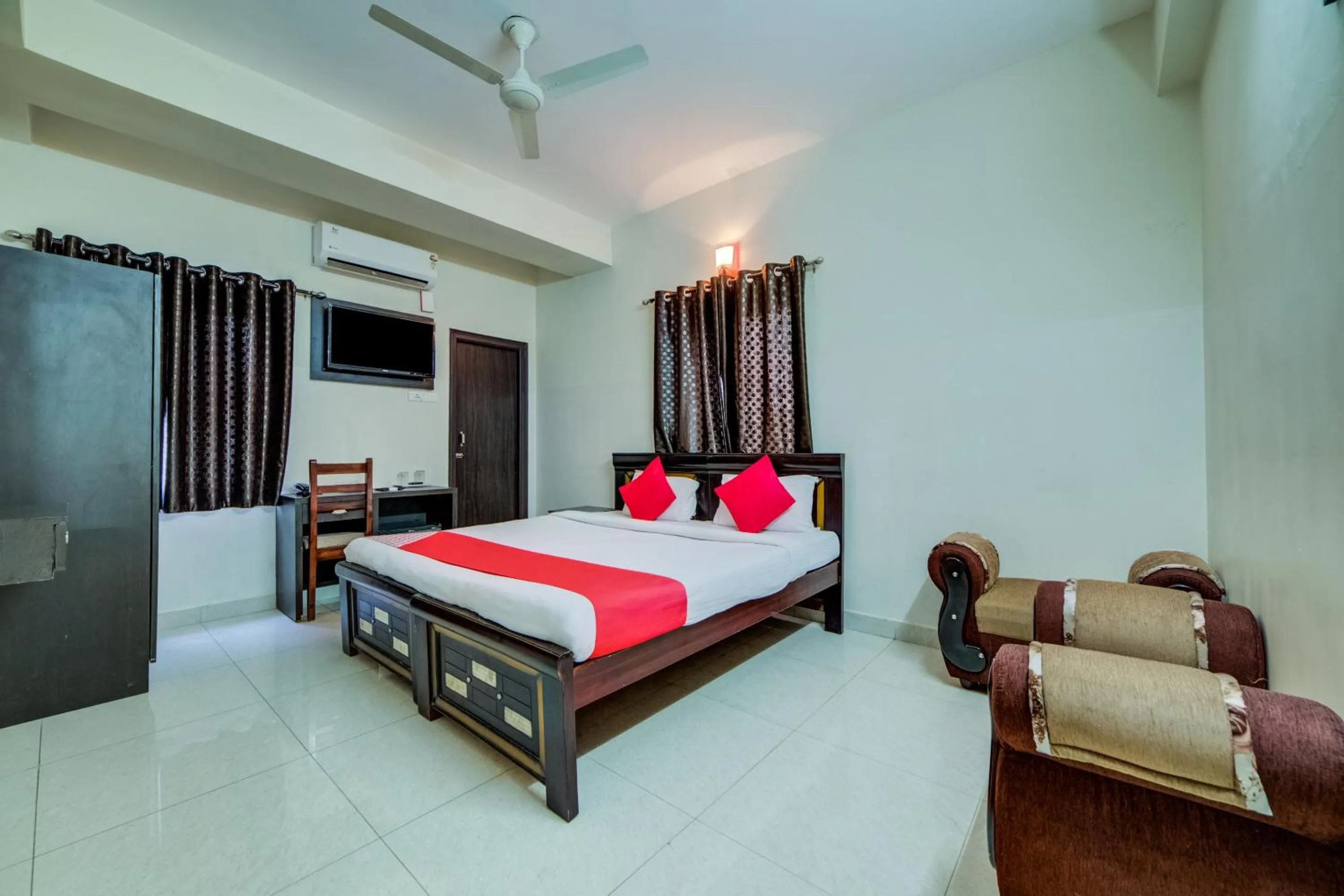 Deluxe Double Room - single occupancy in Hotel O The Royal Nest Near Shilparamam