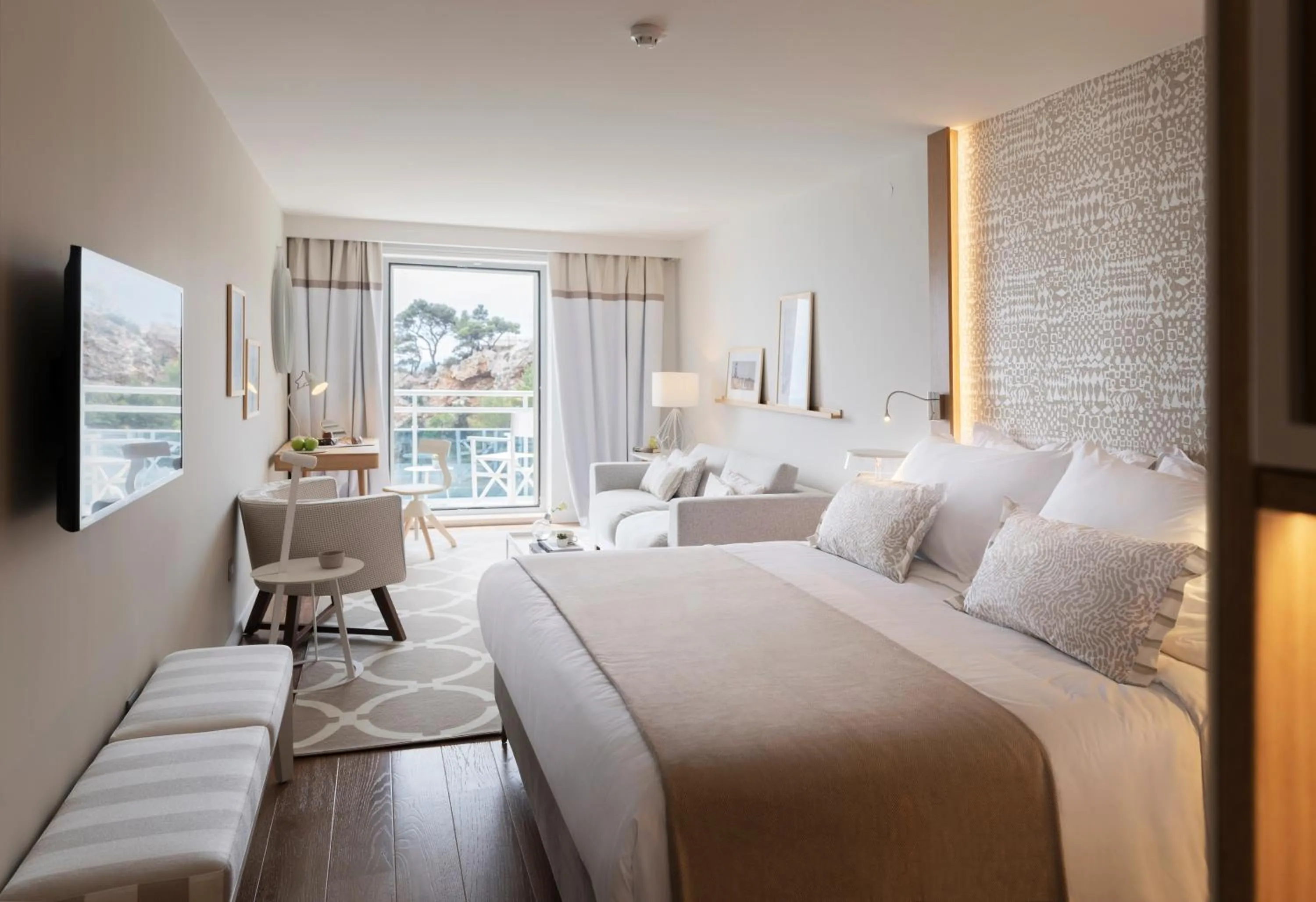 Deluxe Double Room with Balcony and Sea View in Hotel Bellevue Dubrovnik