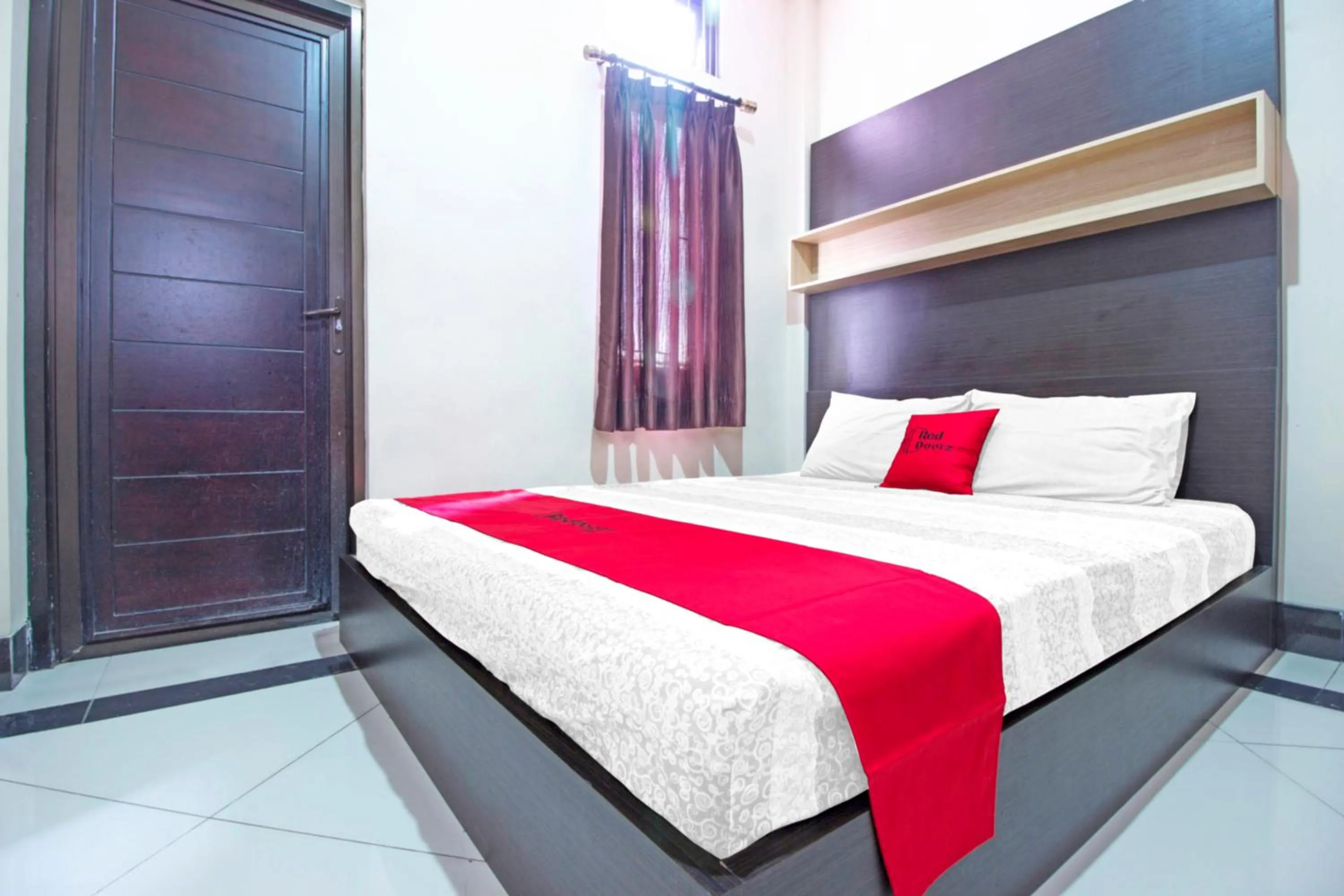 Standard Double Room in RedDoorz Plus near Isola UPI